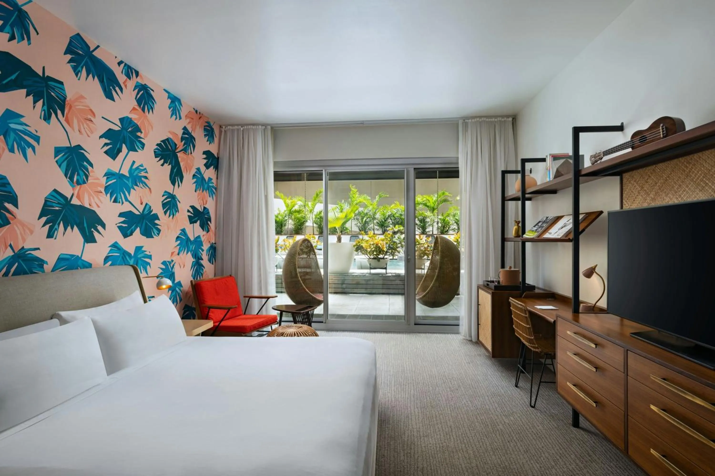 Photo of the whole room, Bed in The Laylow Waikiki, Autograph Collection