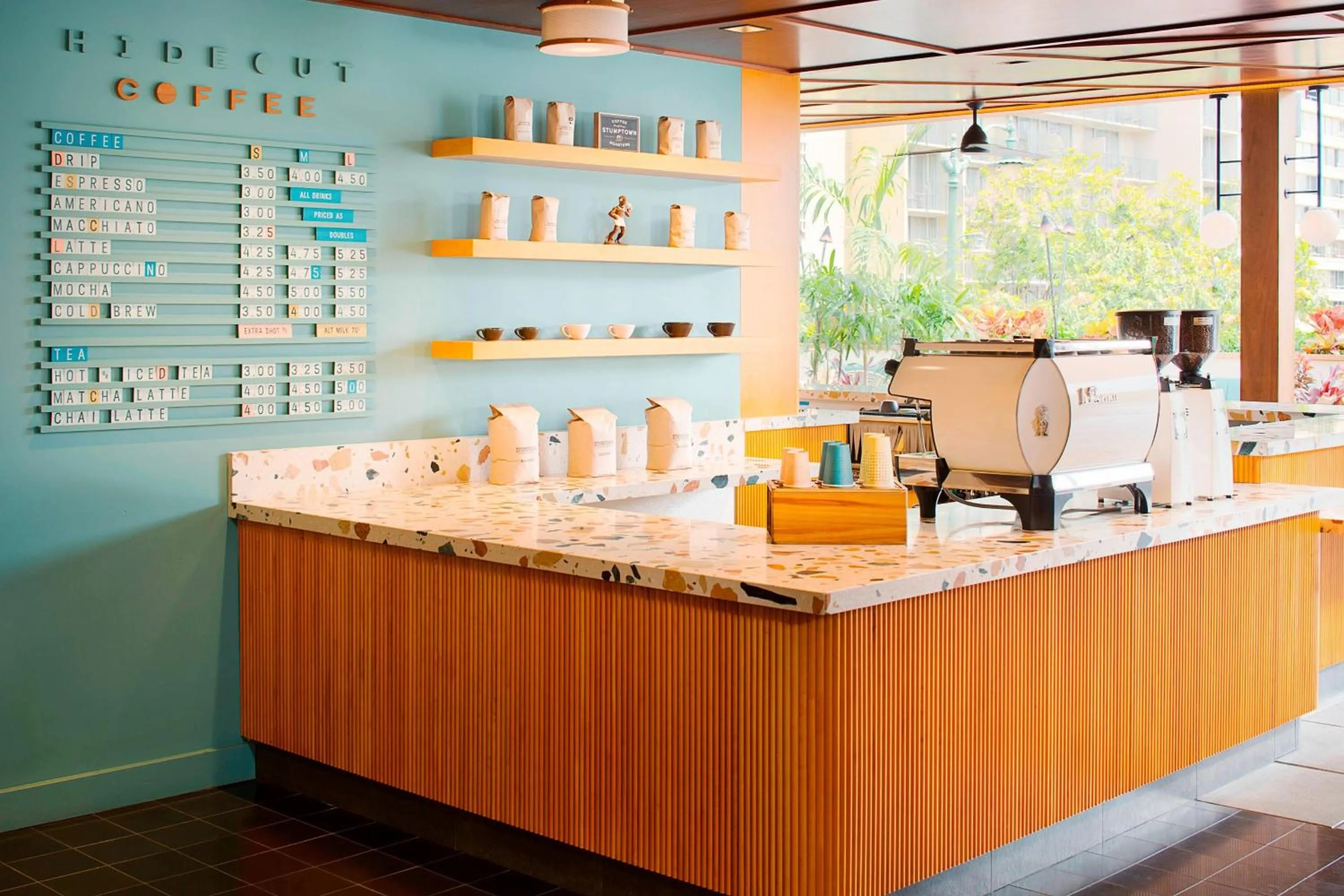 Lounge or bar in The Laylow Waikiki, Autograph Collection