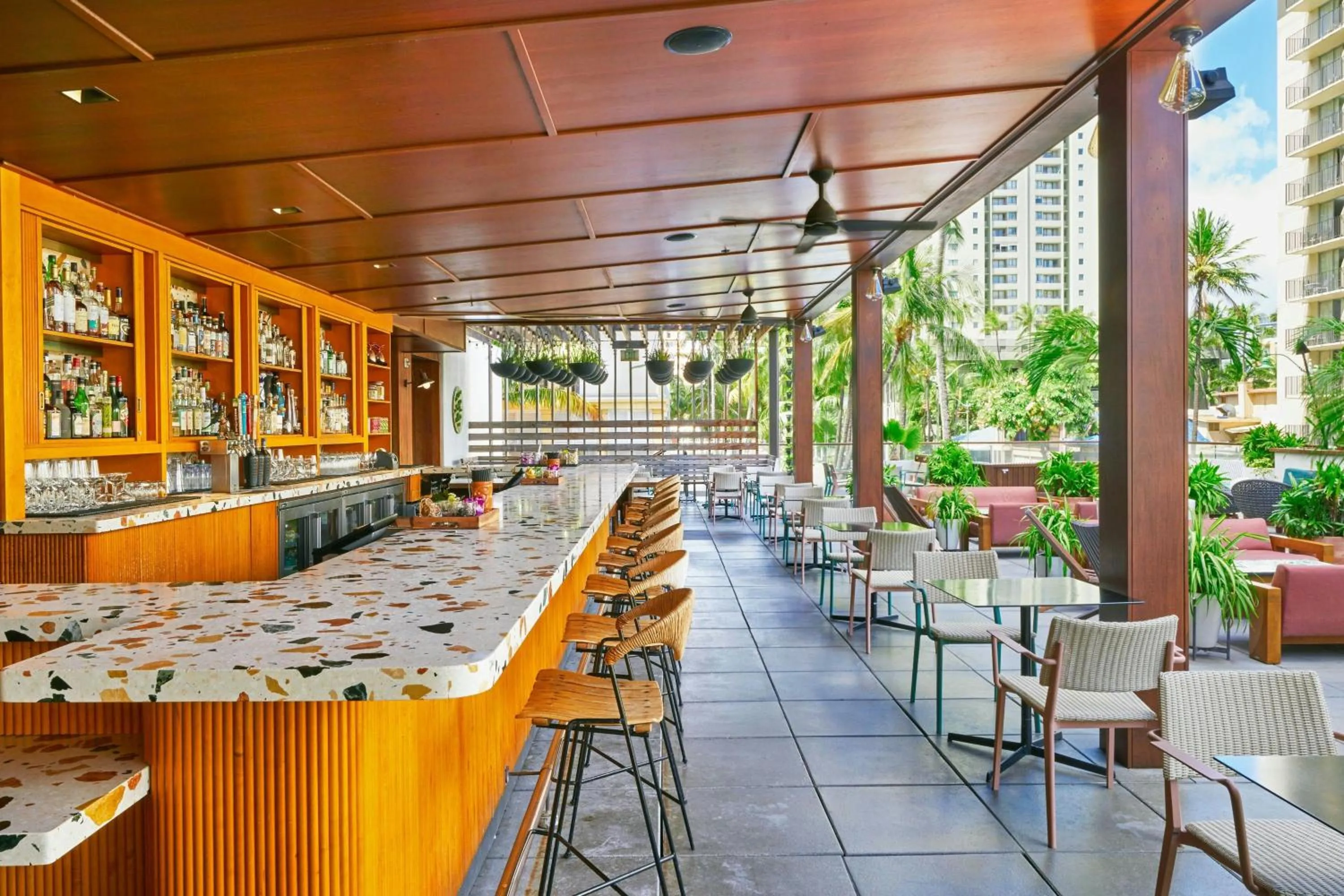Lounge or bar in The Laylow Waikiki, Autograph Collection