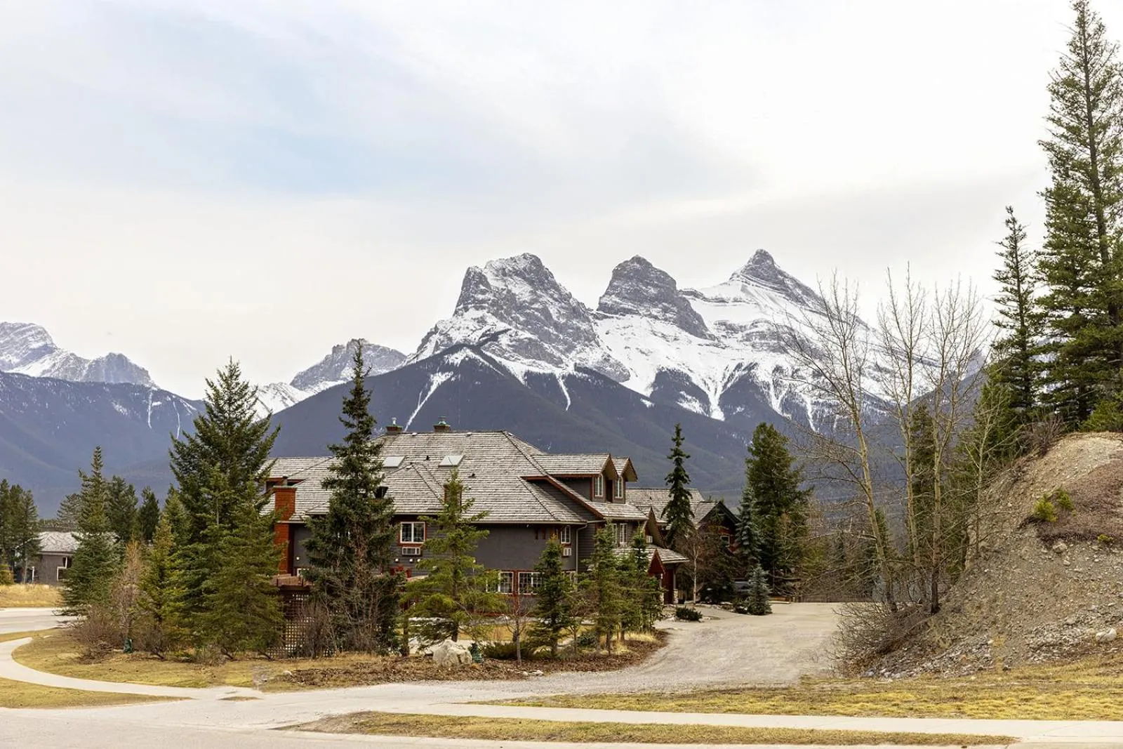 Property building in Creekside Villa