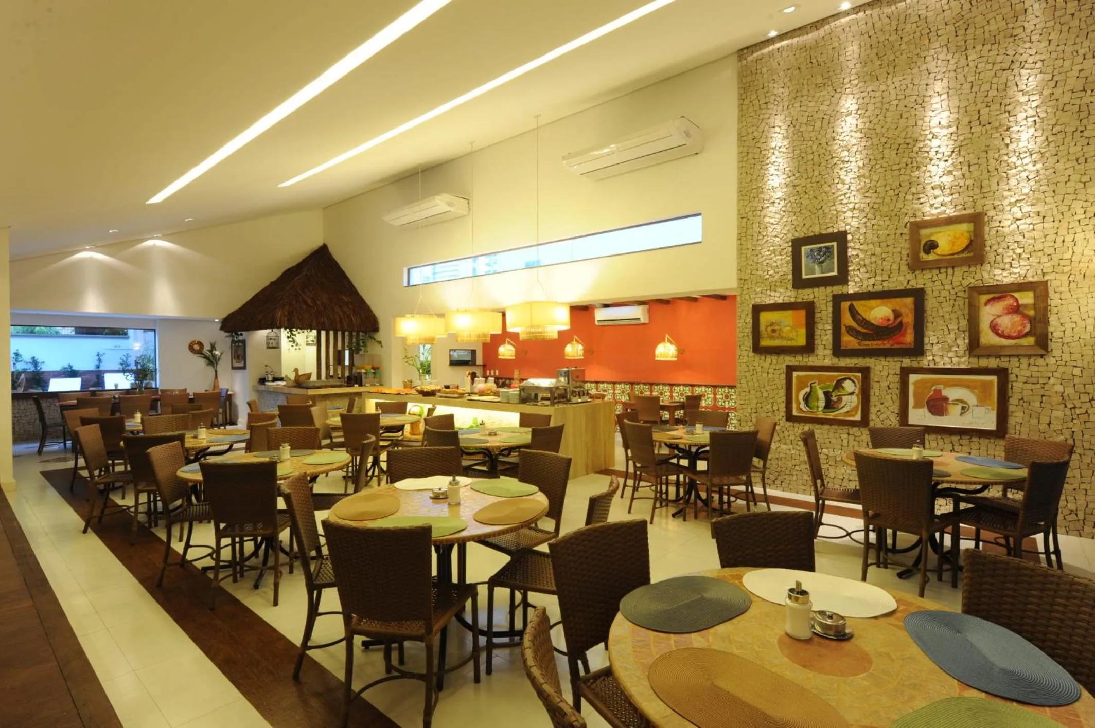 Restaurant/places to eat in Portal Da Praia Hotel