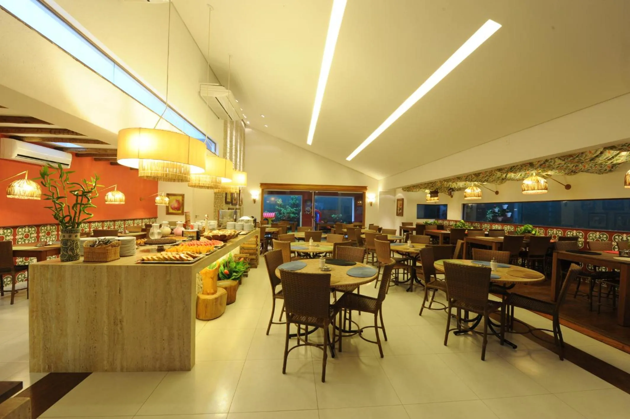 Restaurant/places to eat in Portal Da Praia Hotel