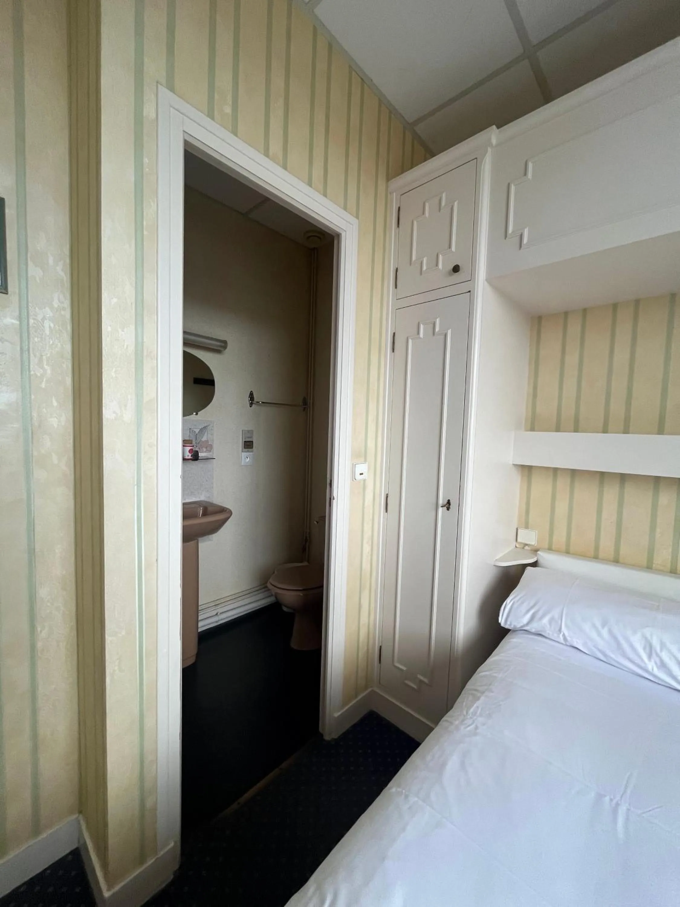 Bathroom, Bed in Hôtel Le Phare