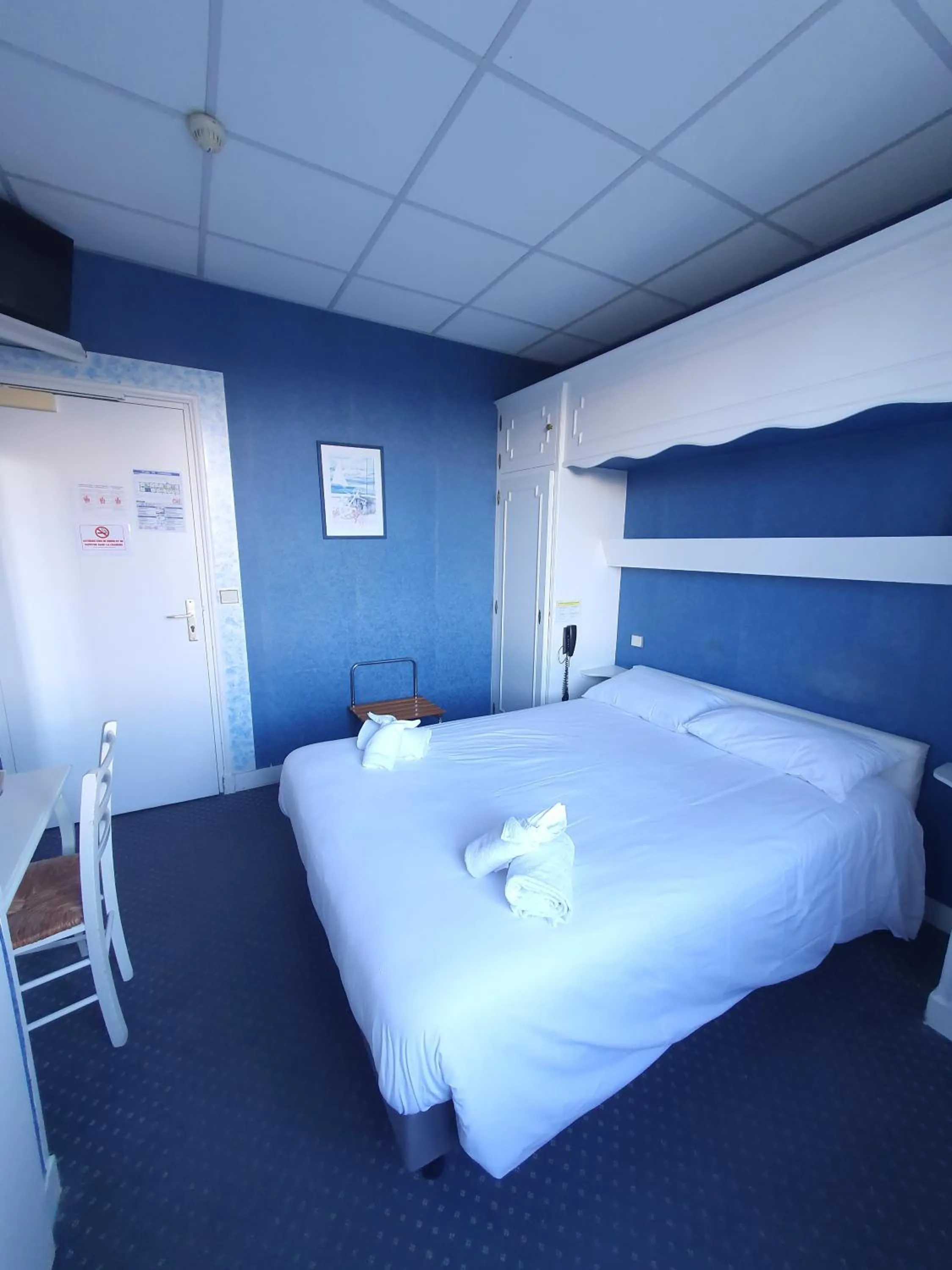 Bed in Hôtel Le Phare