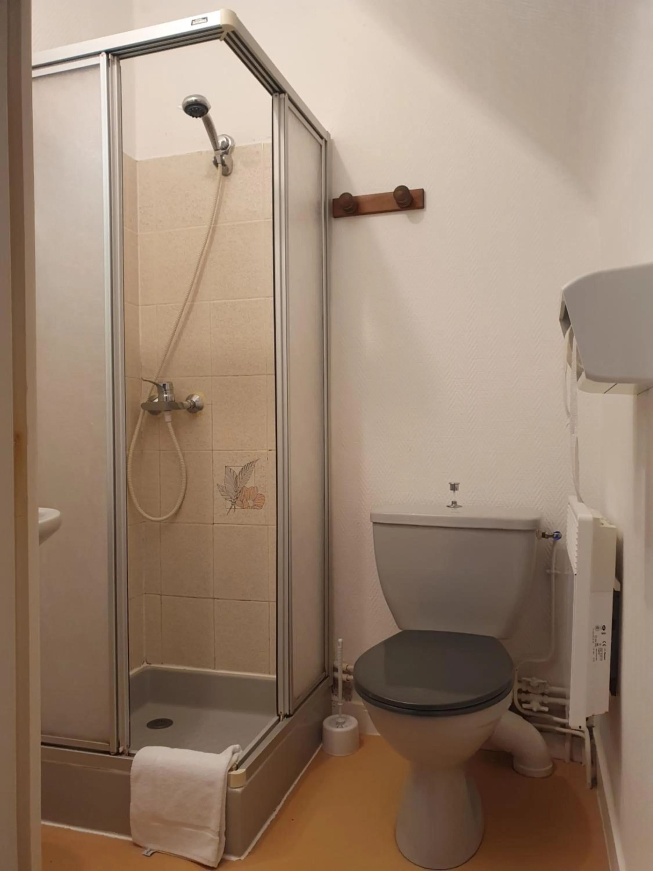 Shower in Hôtel Le Phare