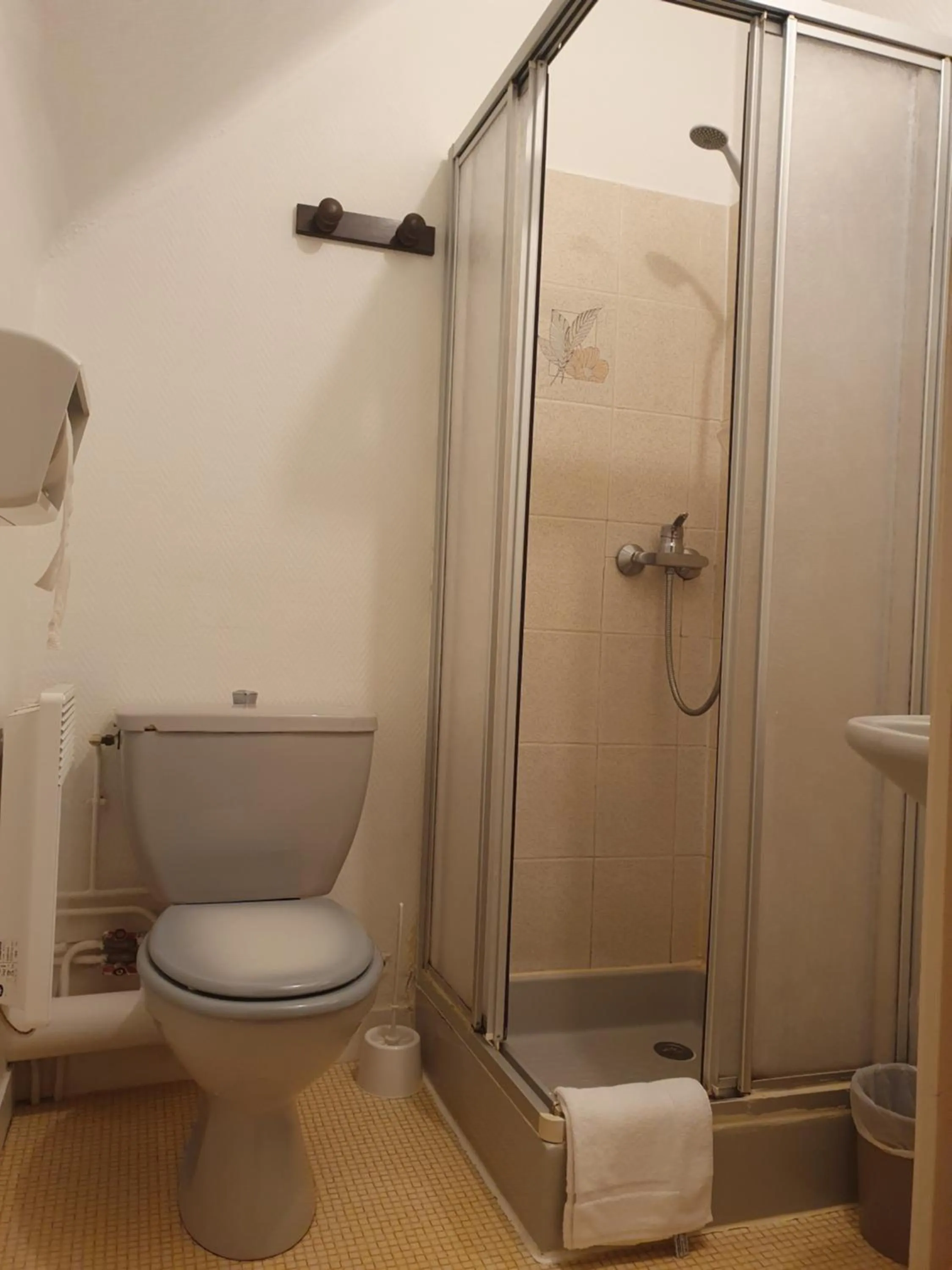 Shower in Hôtel Le Phare