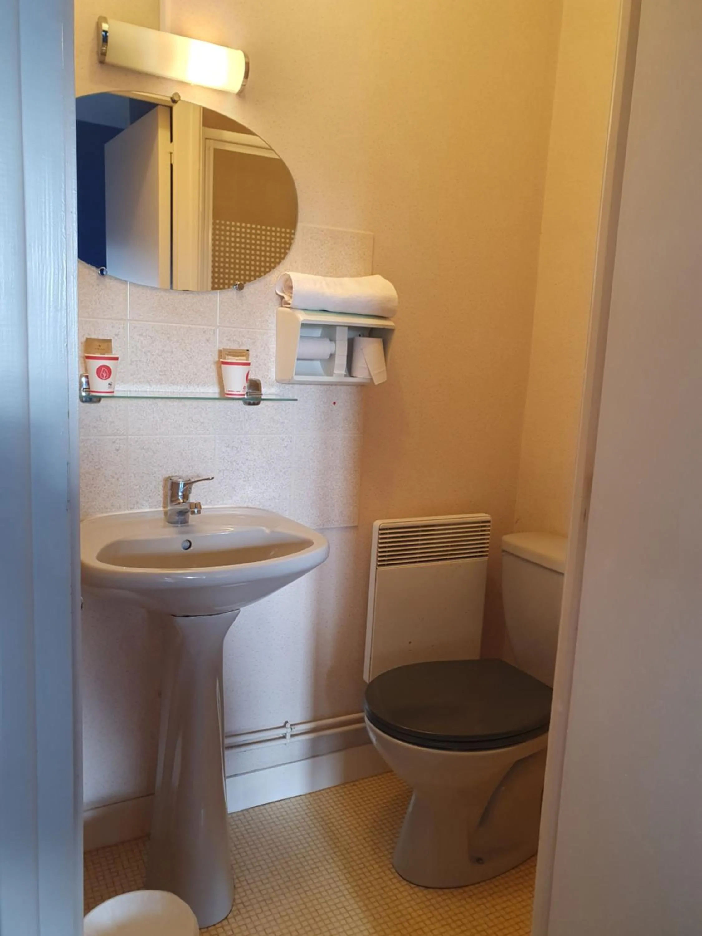 Toilet in Hôtel Le Phare