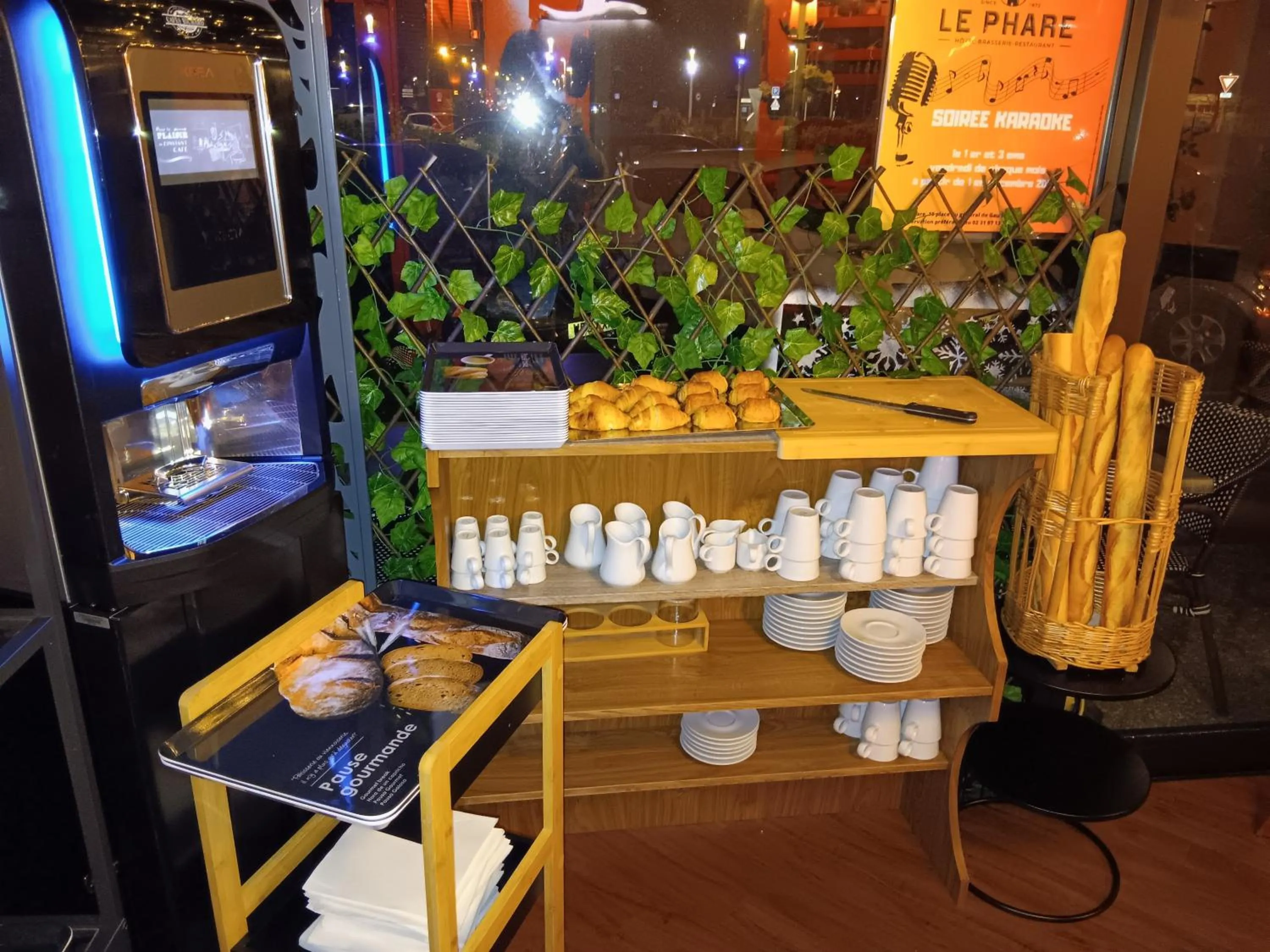 Breakfast in Hôtel Le Phare