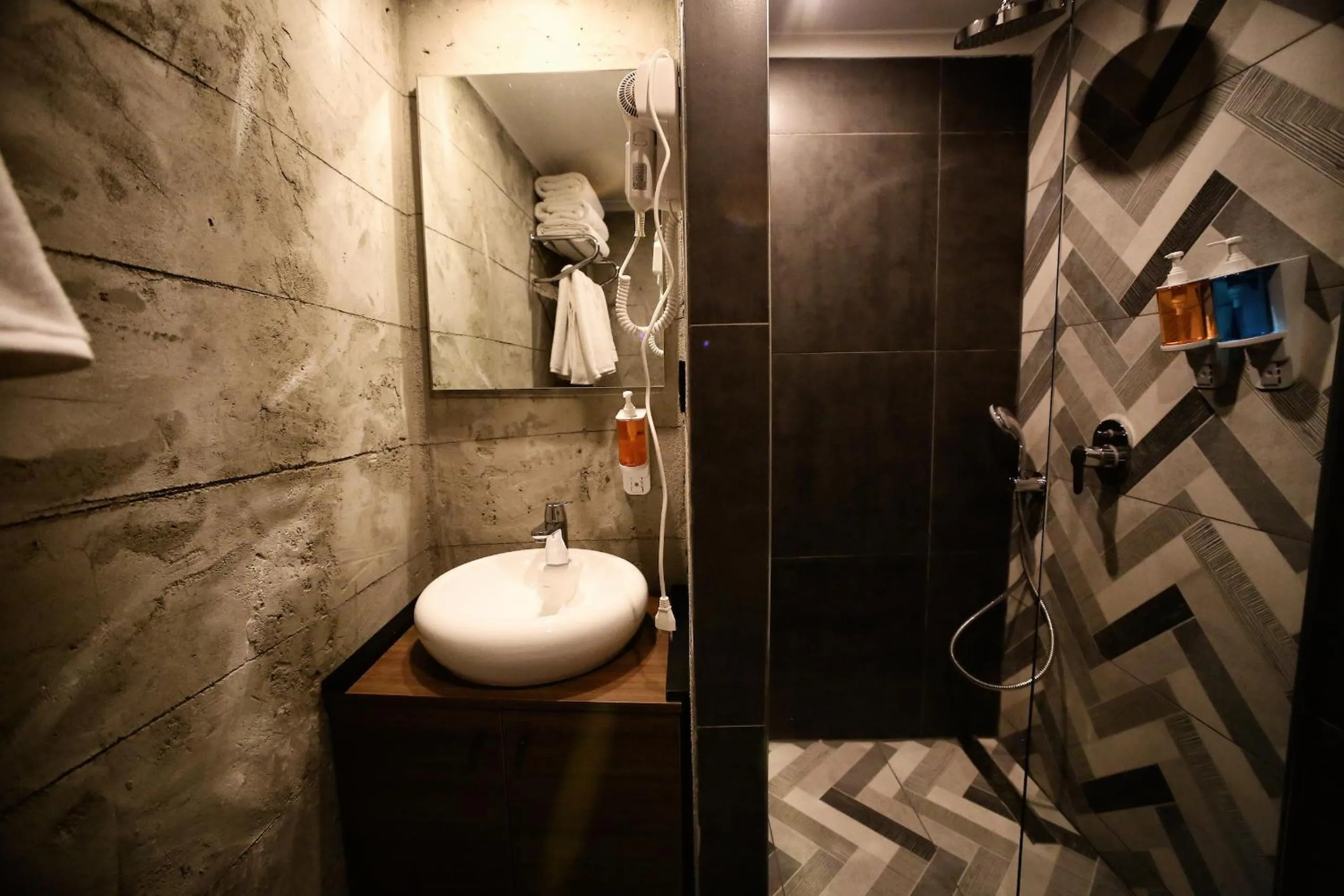 Shower in Elibol Hotel Old City