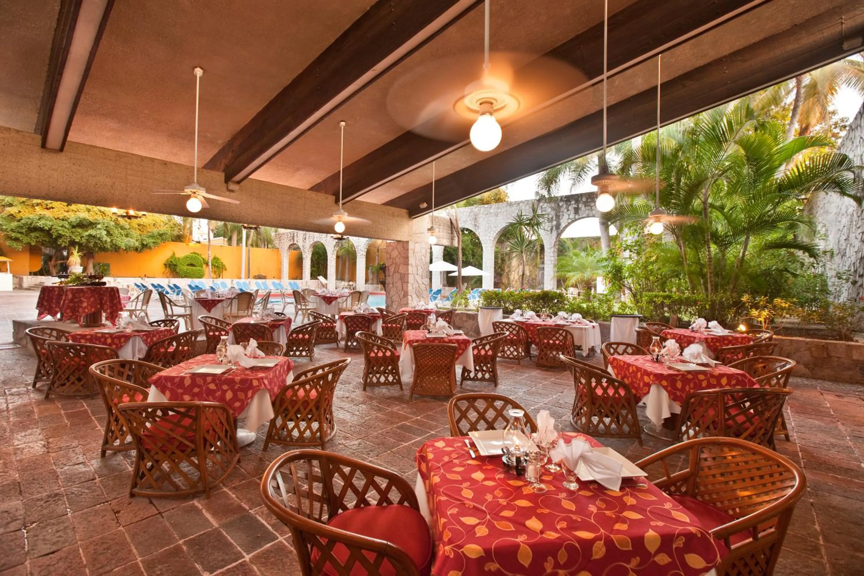 Restaurant/places to eat in El Cid Granada Hotel & Country Club