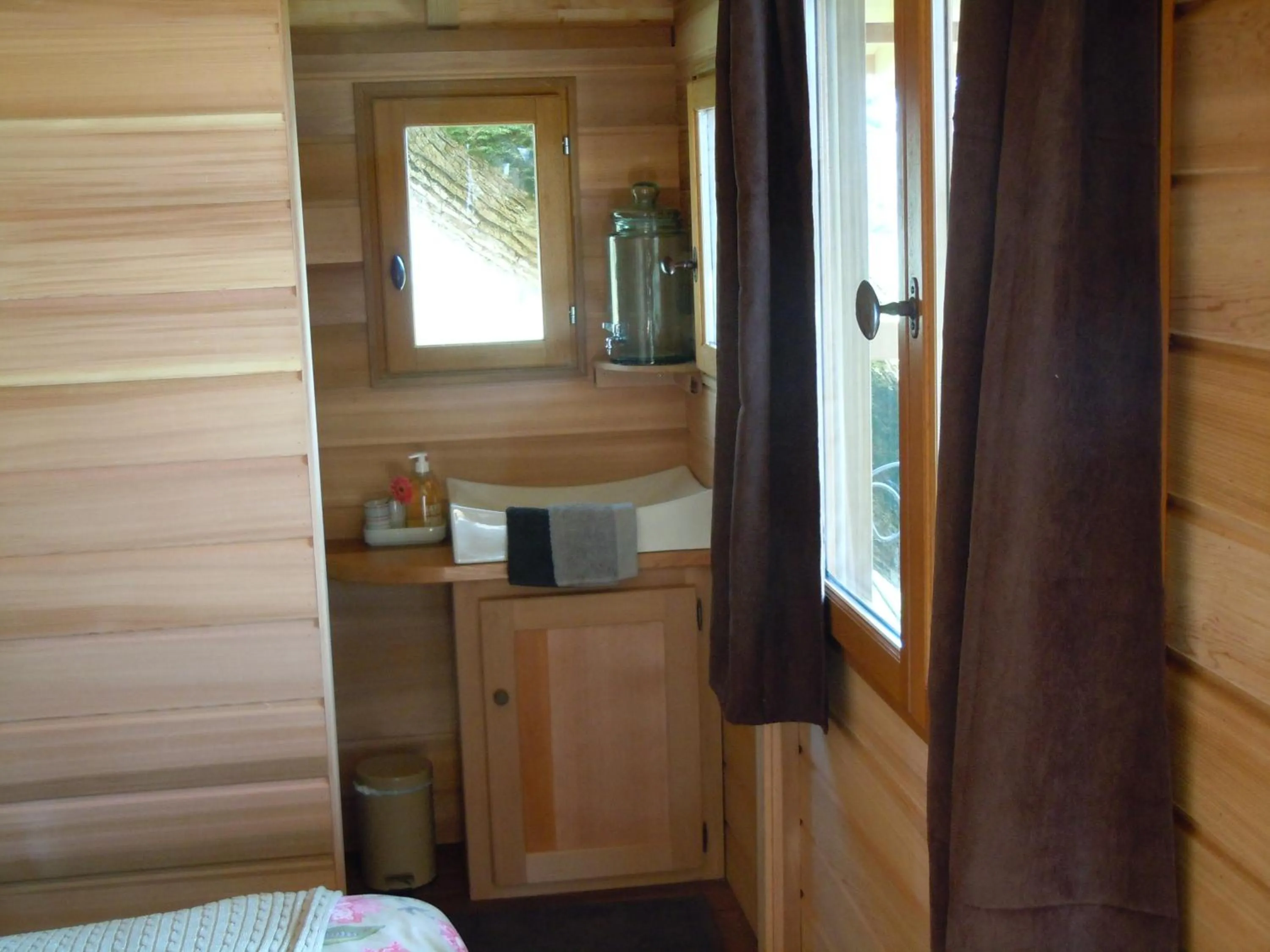 Cabanes et chambre à la Bernardiere