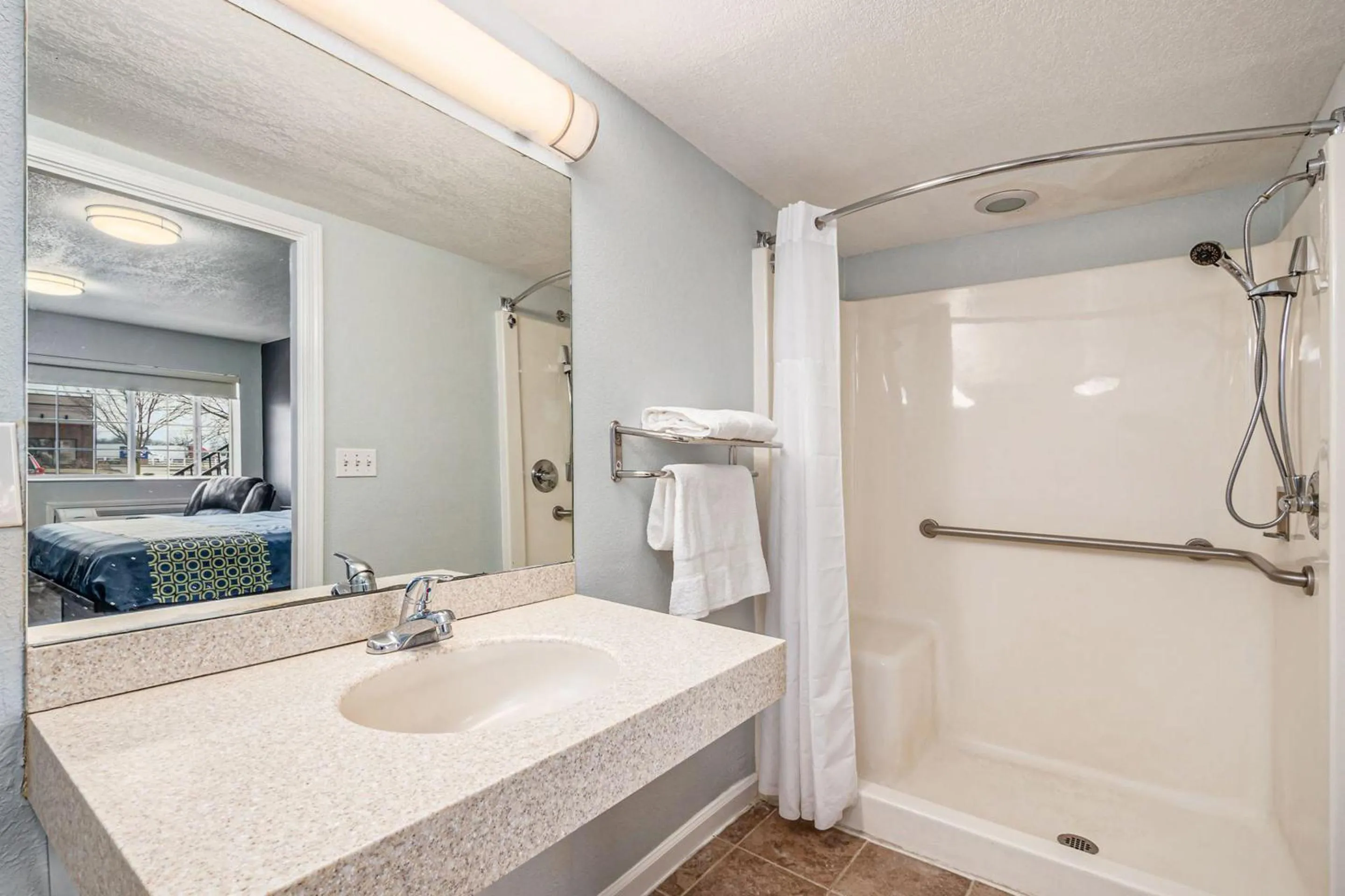 Bathroom in Grove City Travel Inn South Columbus