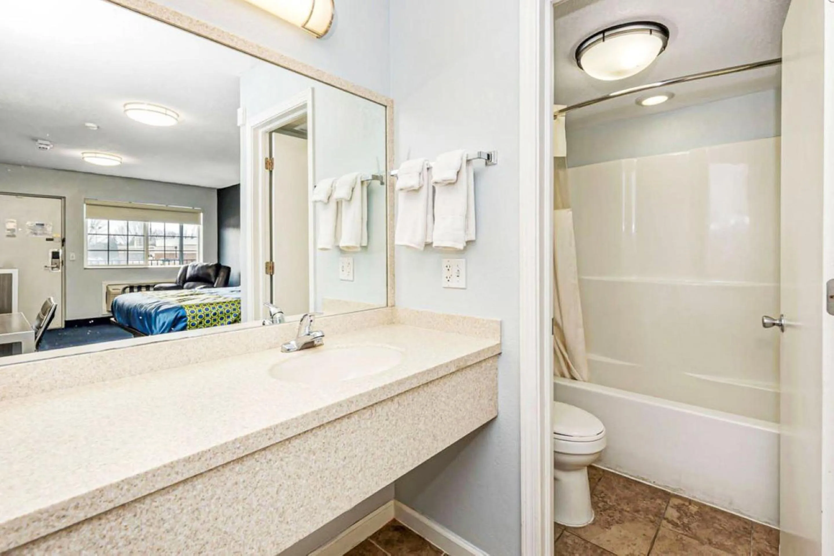 Bathroom in Grove City Travel Inn South Columbus