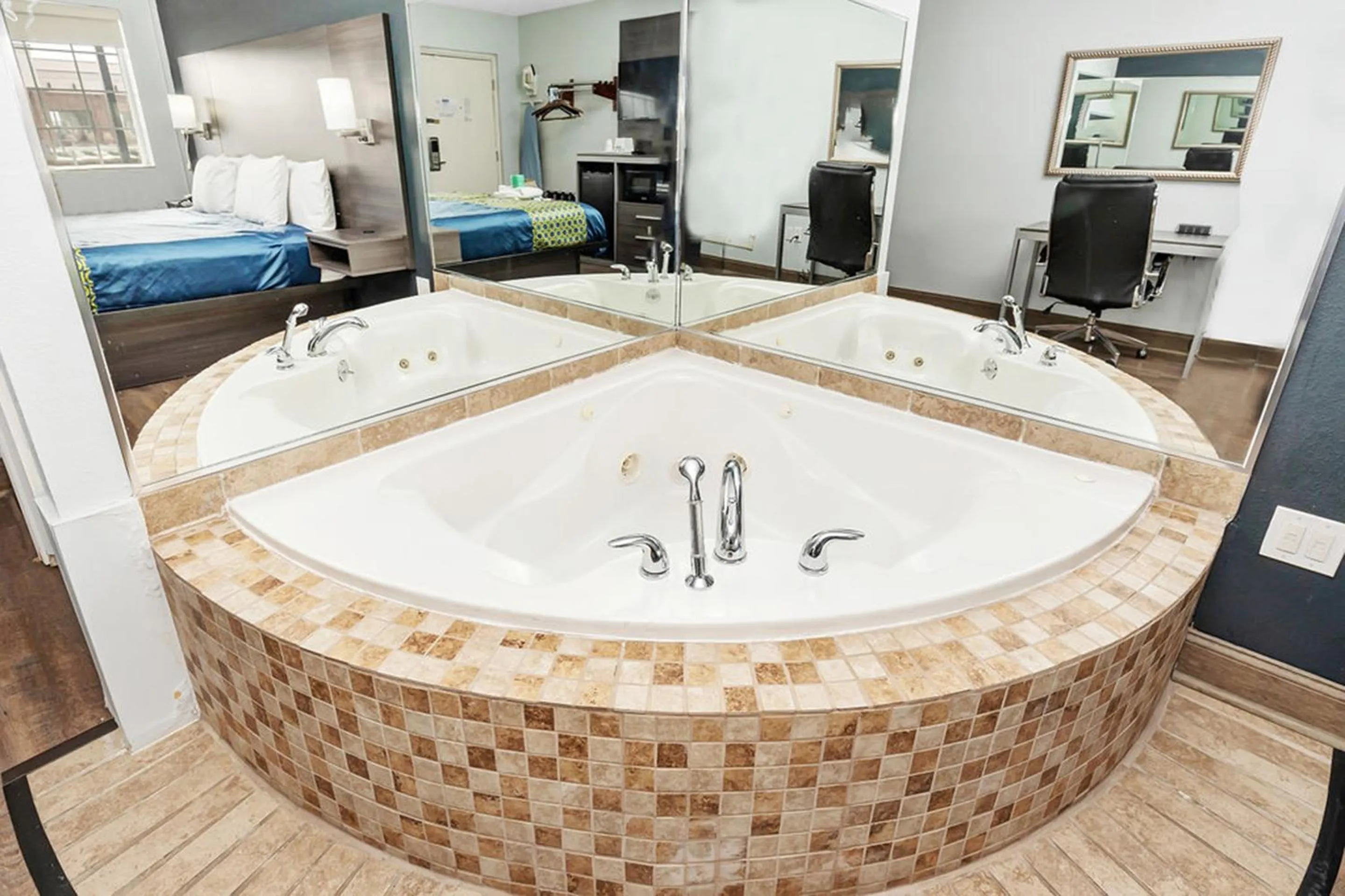 Hot Tub, Bed in Grove City Travel Inn South Columbus