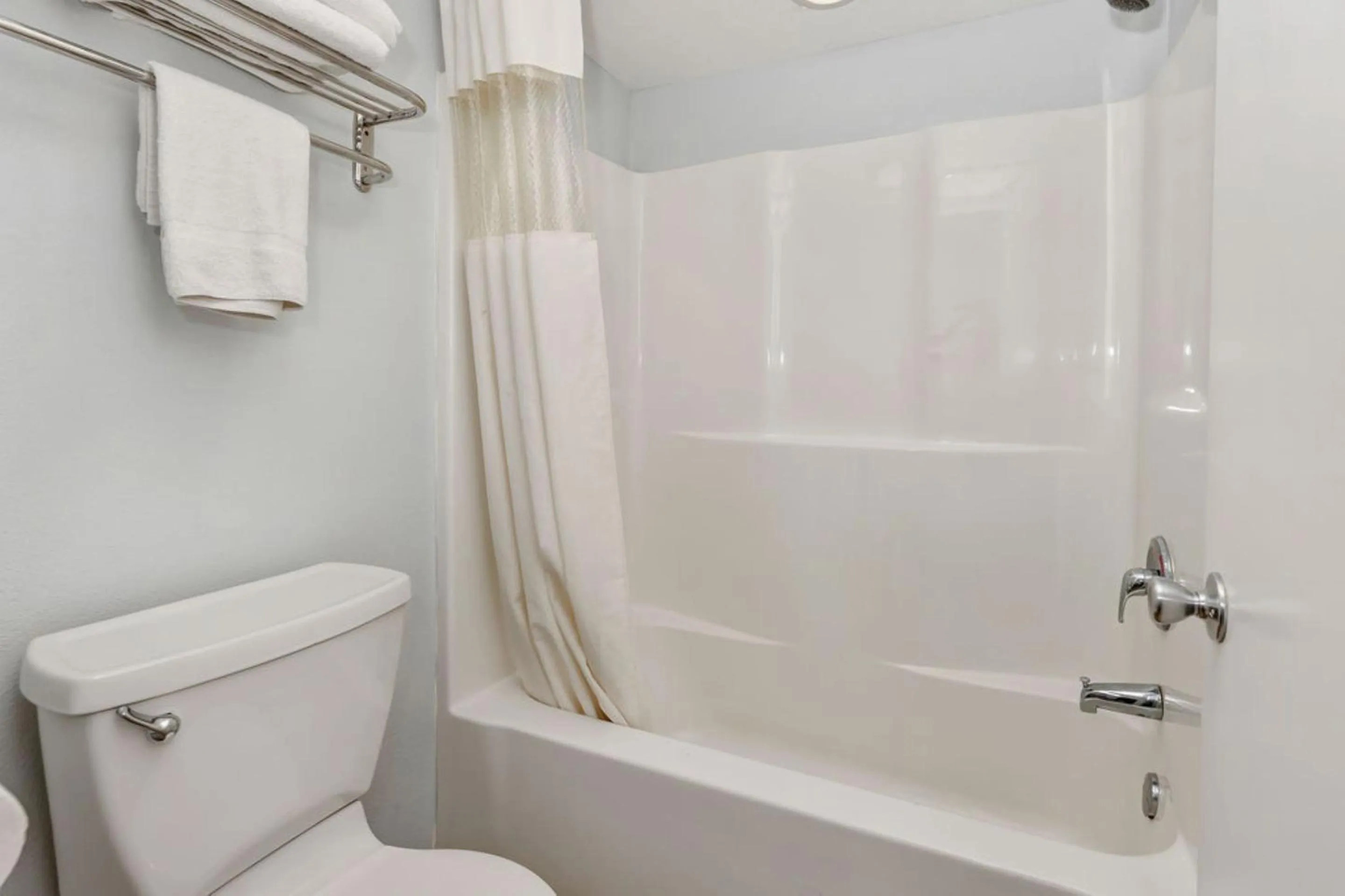 Bathroom in Grove City Travel Inn South Columbus