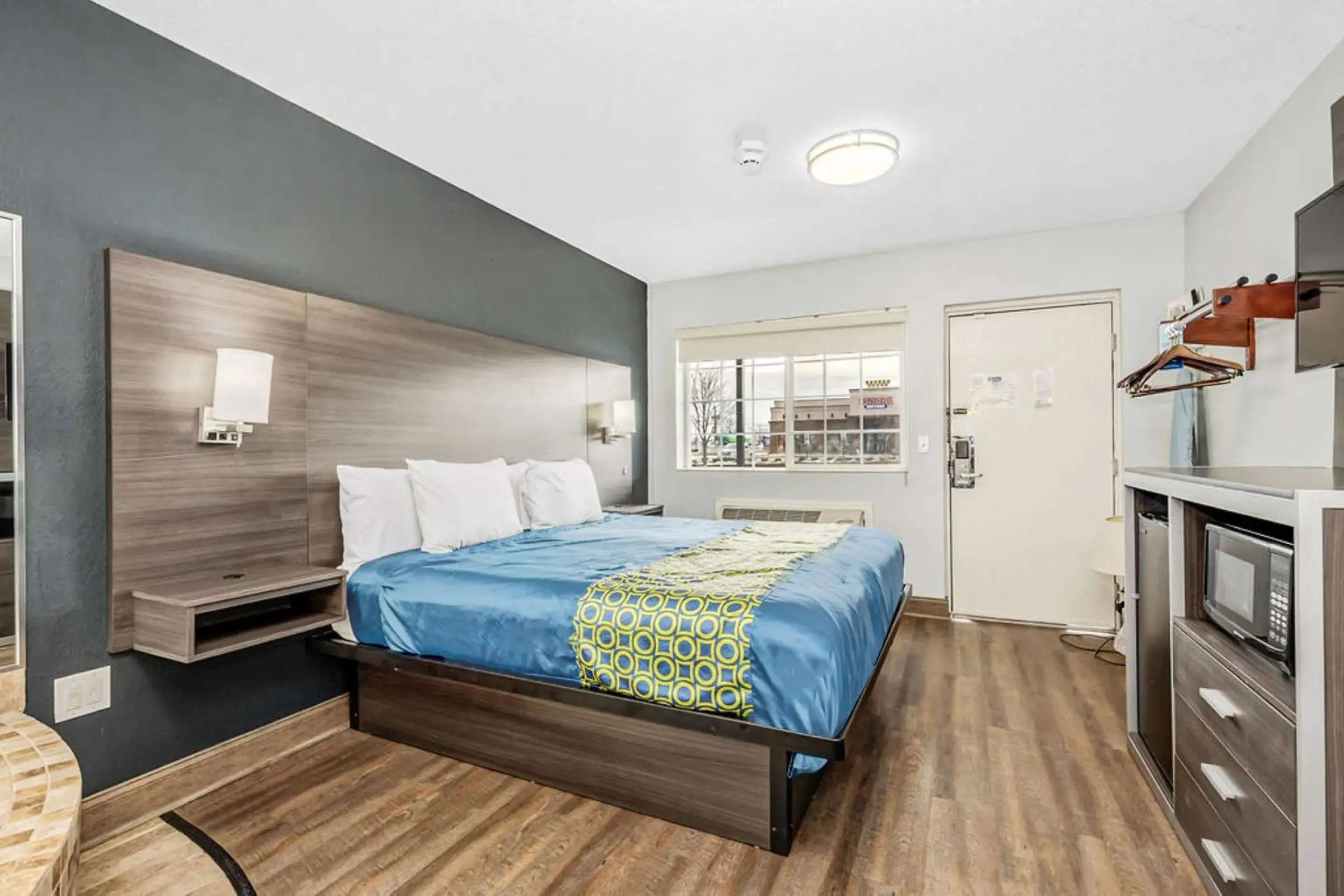 Deluxe King Suite in Grove City Travel Inn South Columbus Deluxe King Suite in Grove City Travel Inn South Columbus