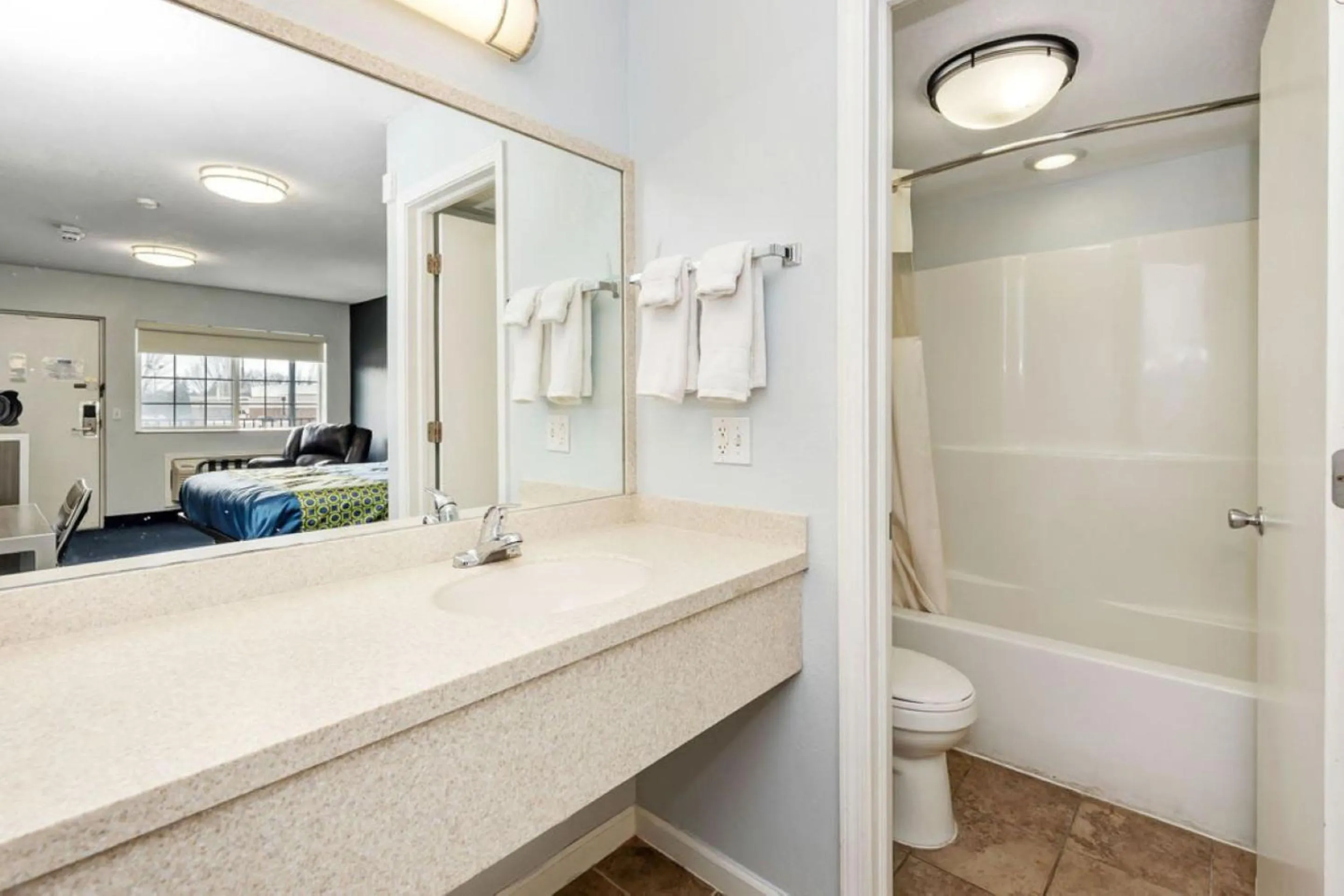 Bathroom in Grove City Travel Inn South Columbus