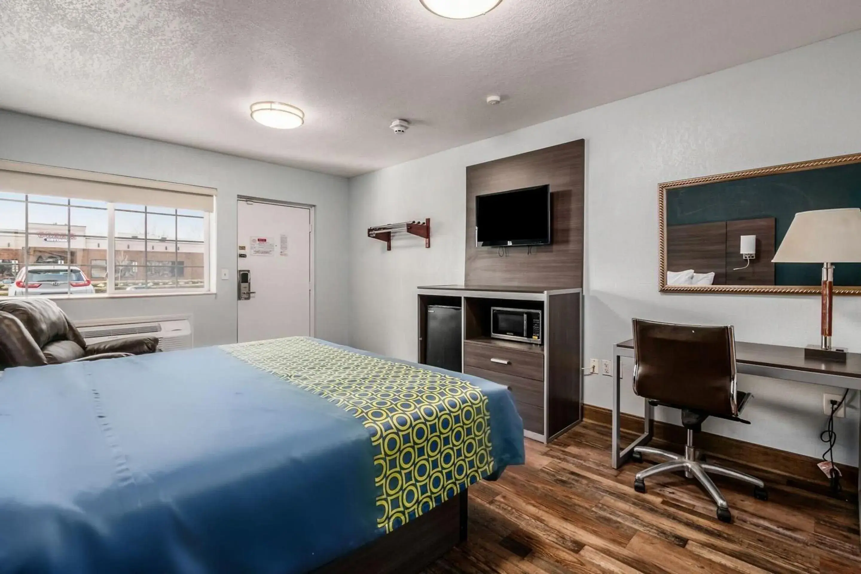 King Bed Non-Smoking in Grove City Travel Inn South Columbus King Bed Non-Smoking in Grove City Travel Inn South Columbus