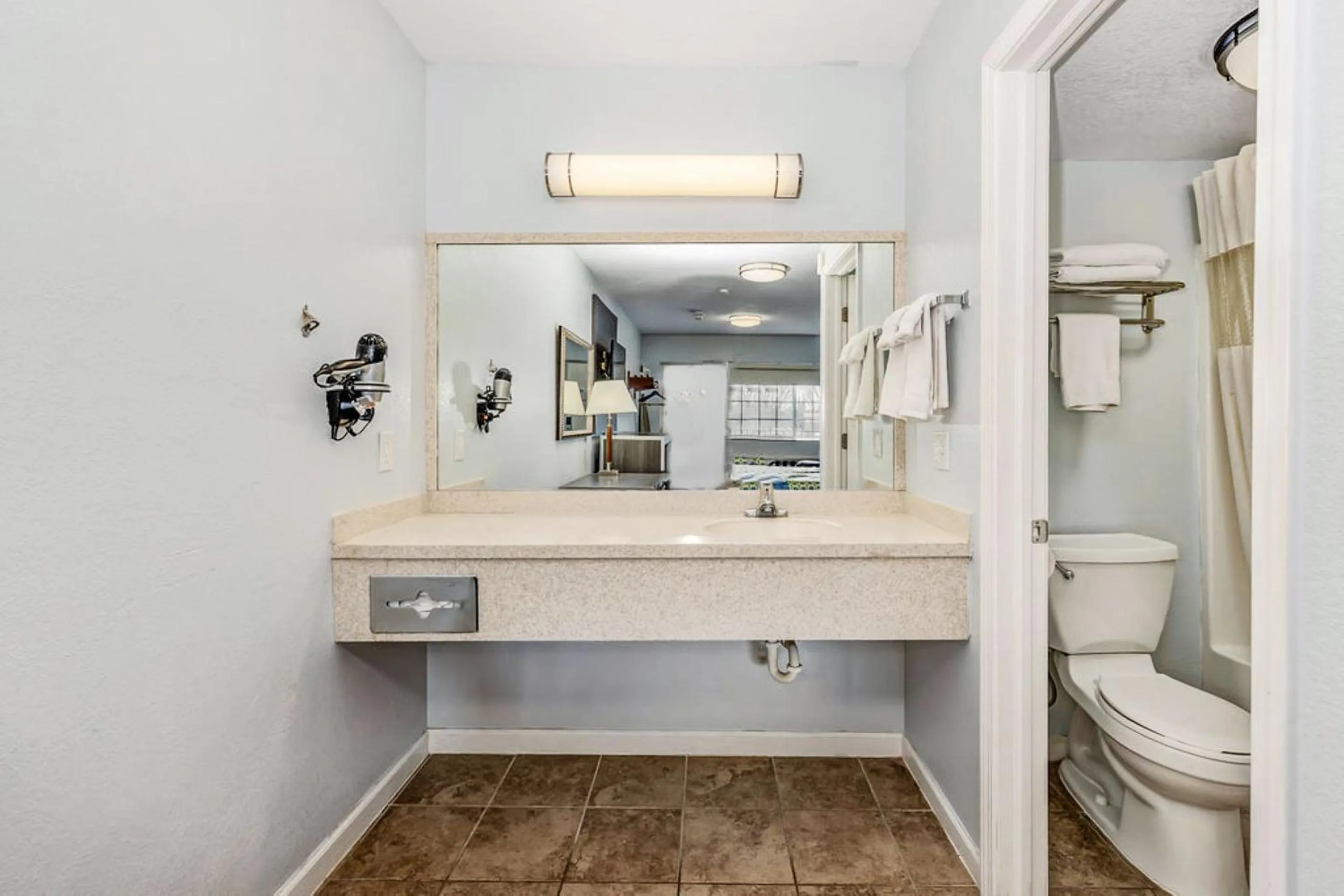 Bathroom in Grove City Travel Inn South Columbus