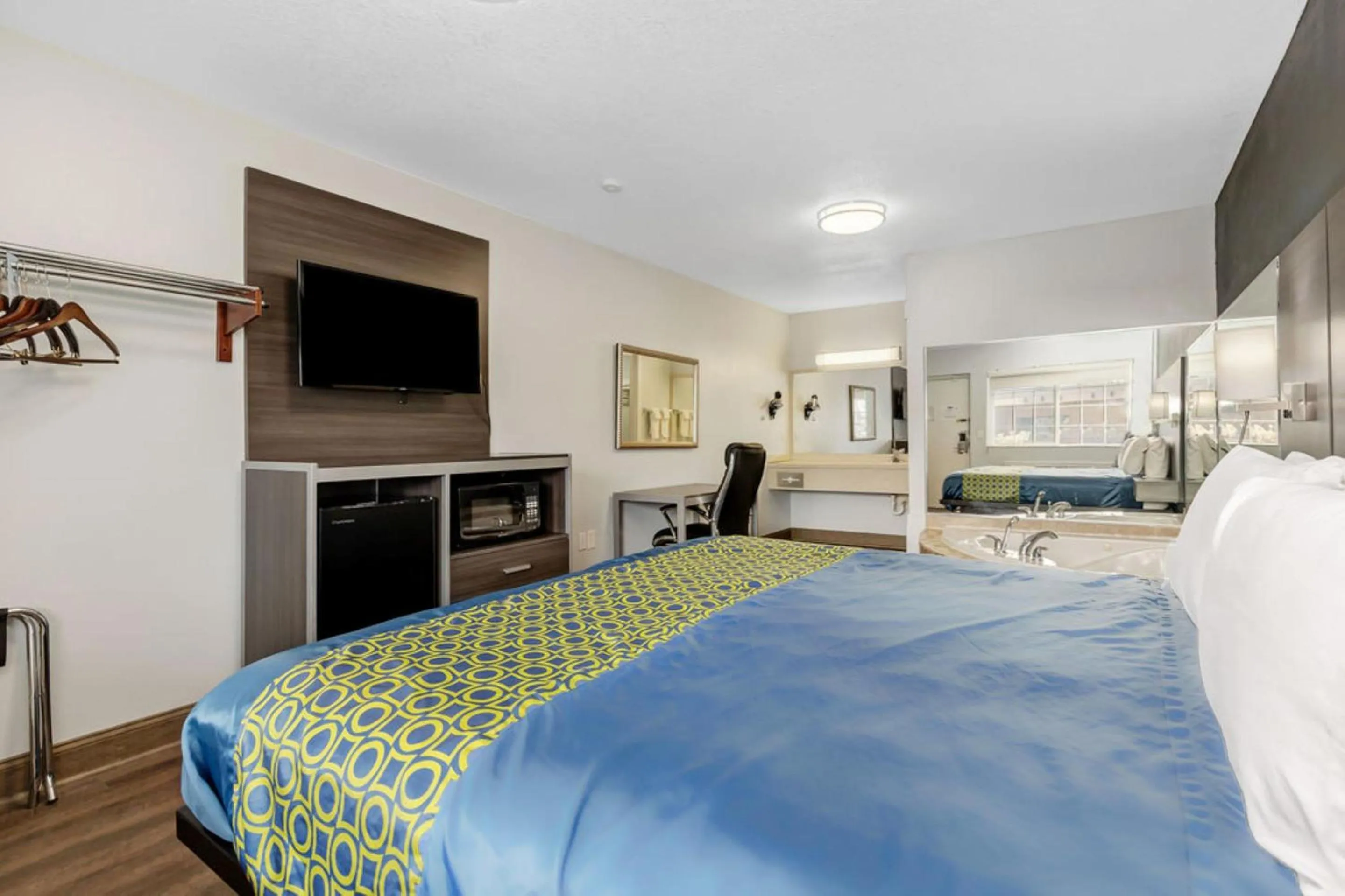 Bedroom, Bed in Grove City Travel Inn South Columbus