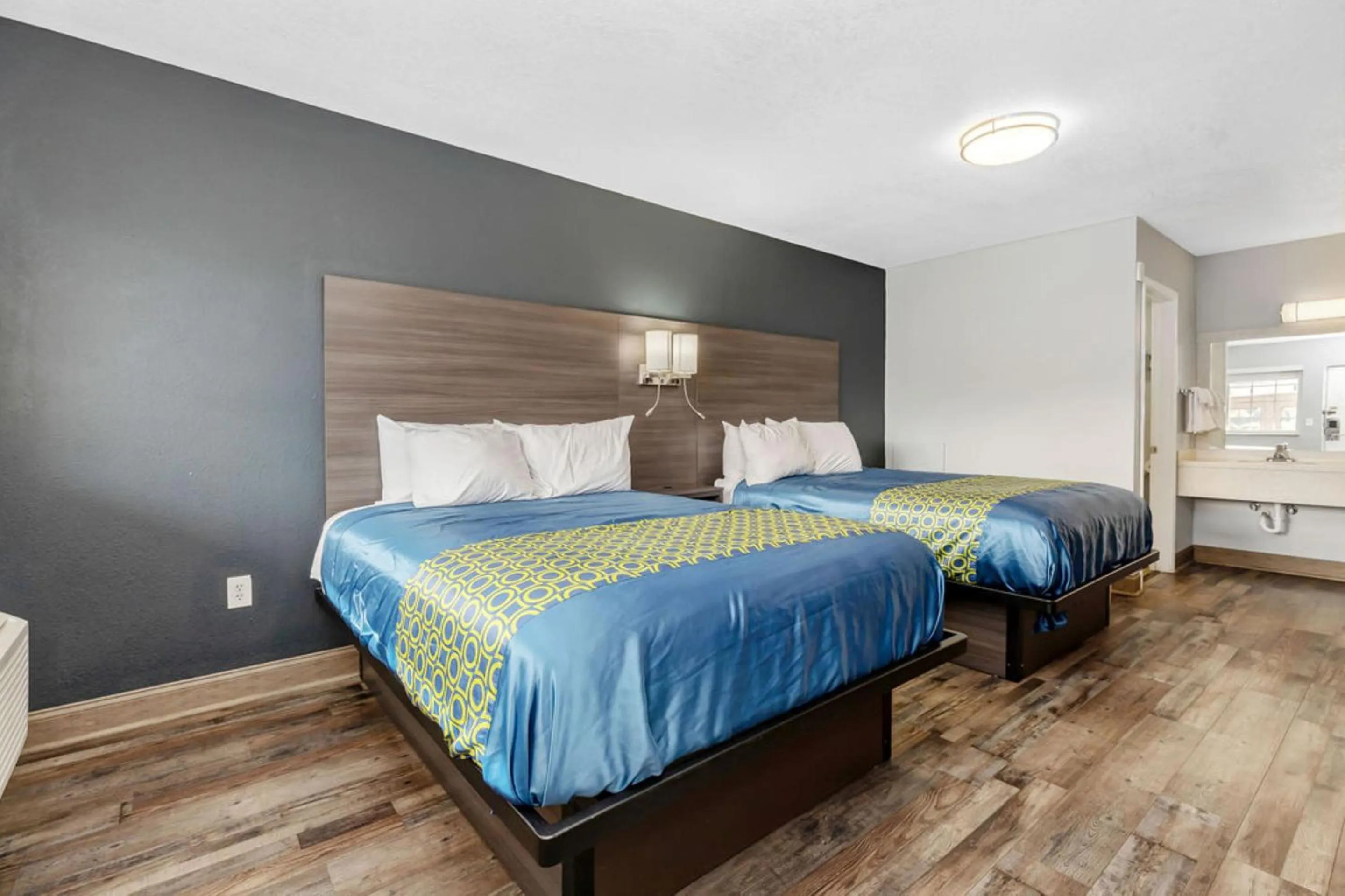 Bedroom, Bed in Grove City Travel Inn South Columbus