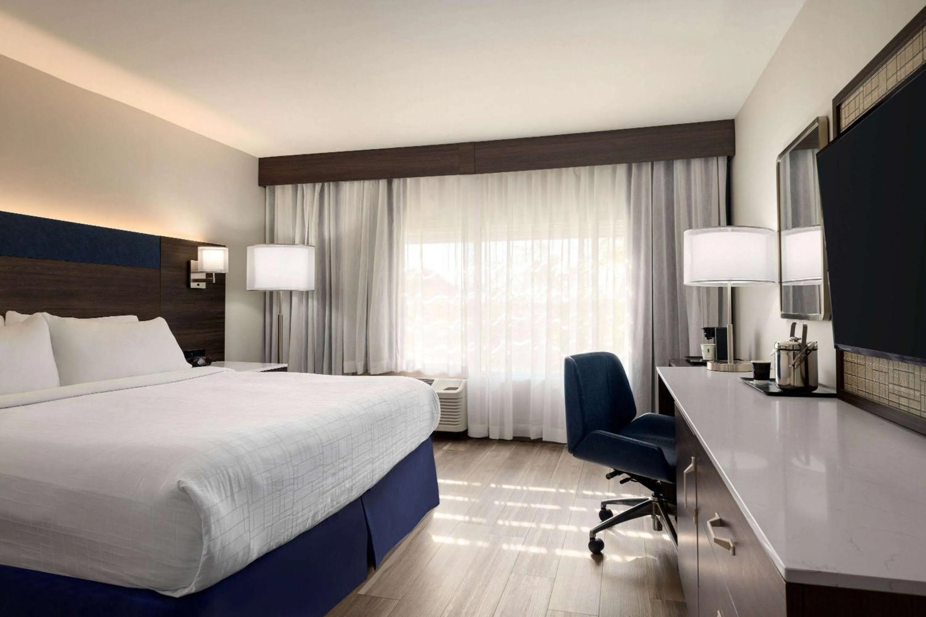 Photo of the whole room, Bed in Wyndham Phoenix Airport - Tempe