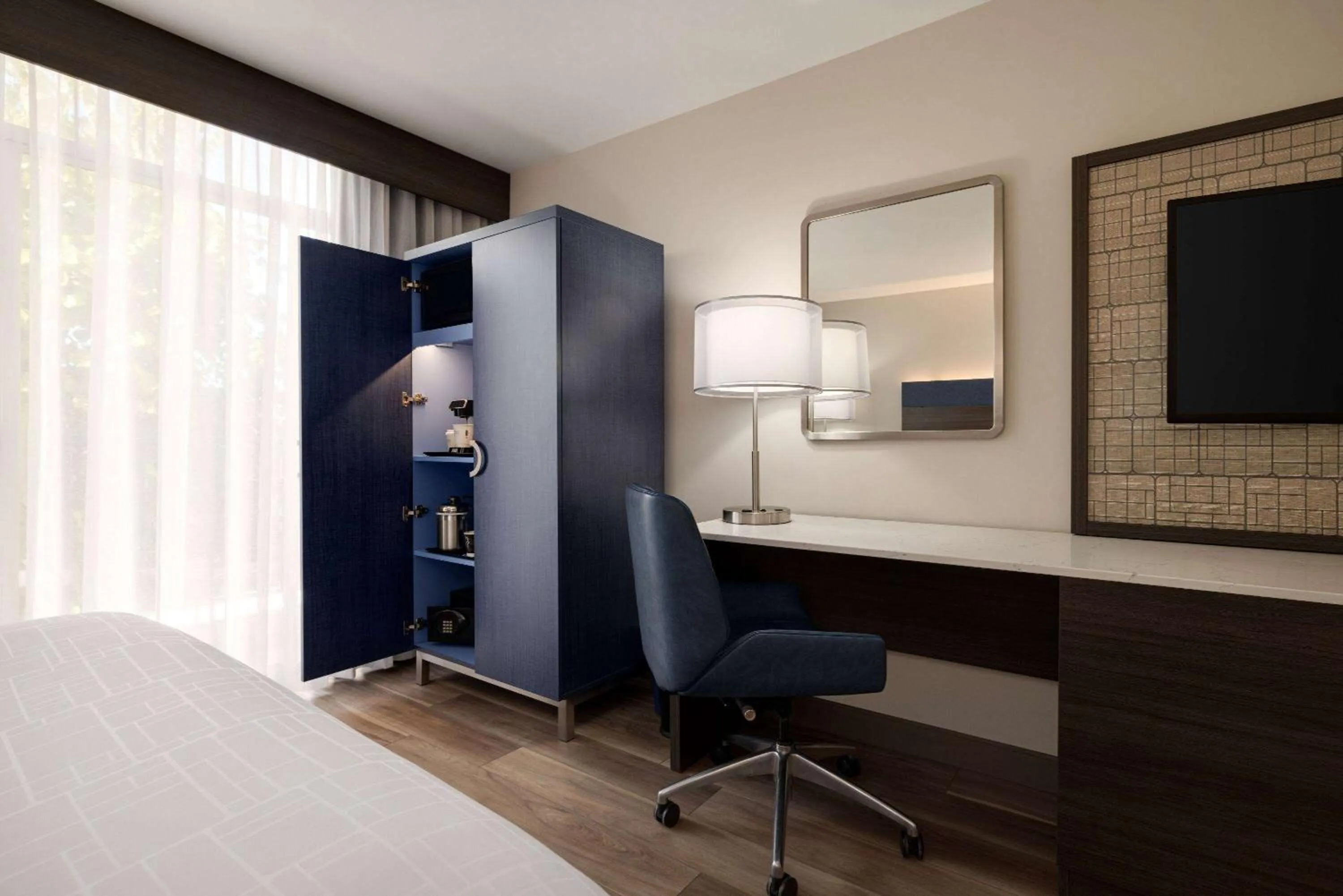 Photo of the whole room, Bed in Wyndham Phoenix Airport - Tempe