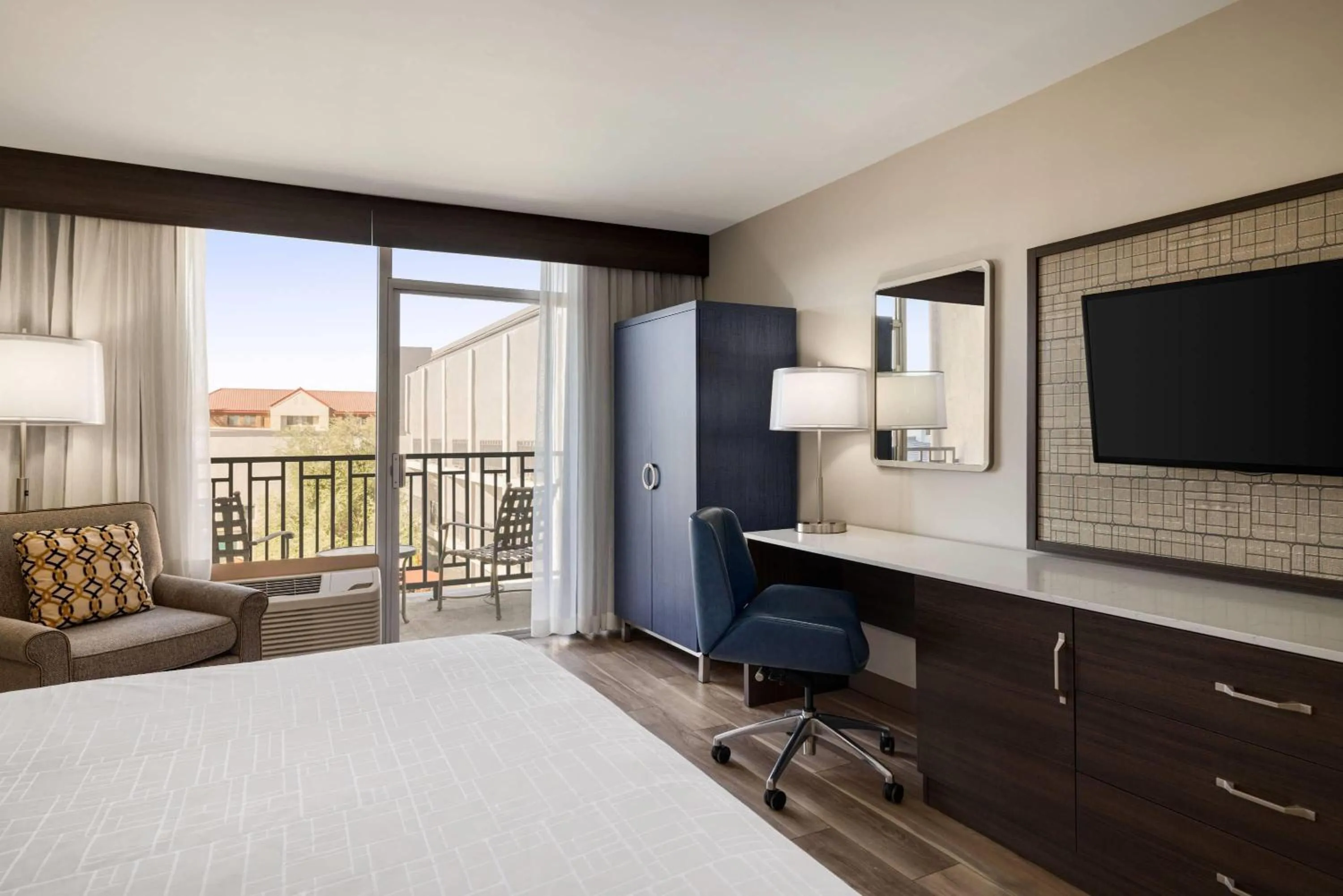 Photo of the whole room, Bed in Wyndham Phoenix Airport - Tempe