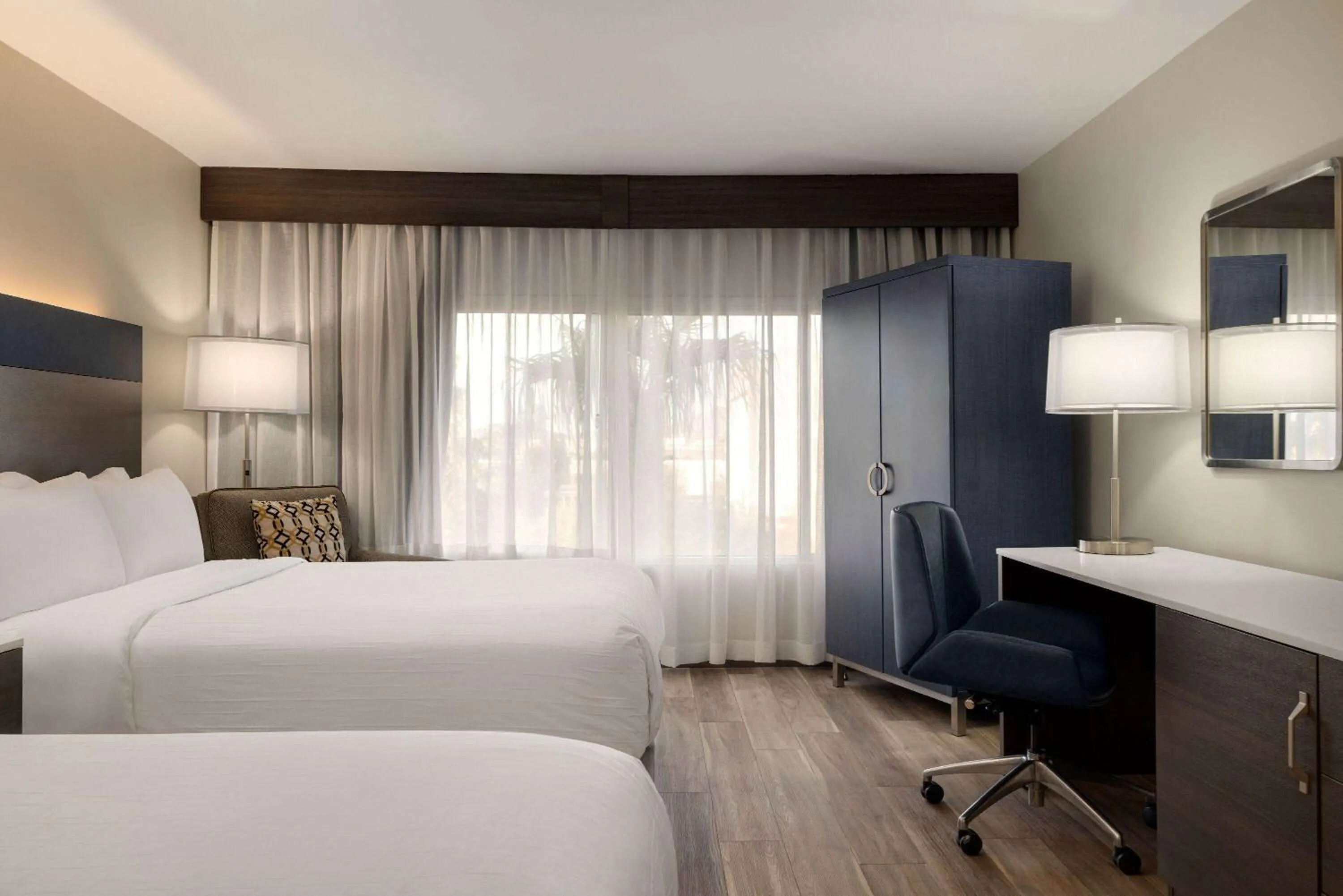 Photo of the whole room, Bed in Wyndham Phoenix Airport - Tempe
