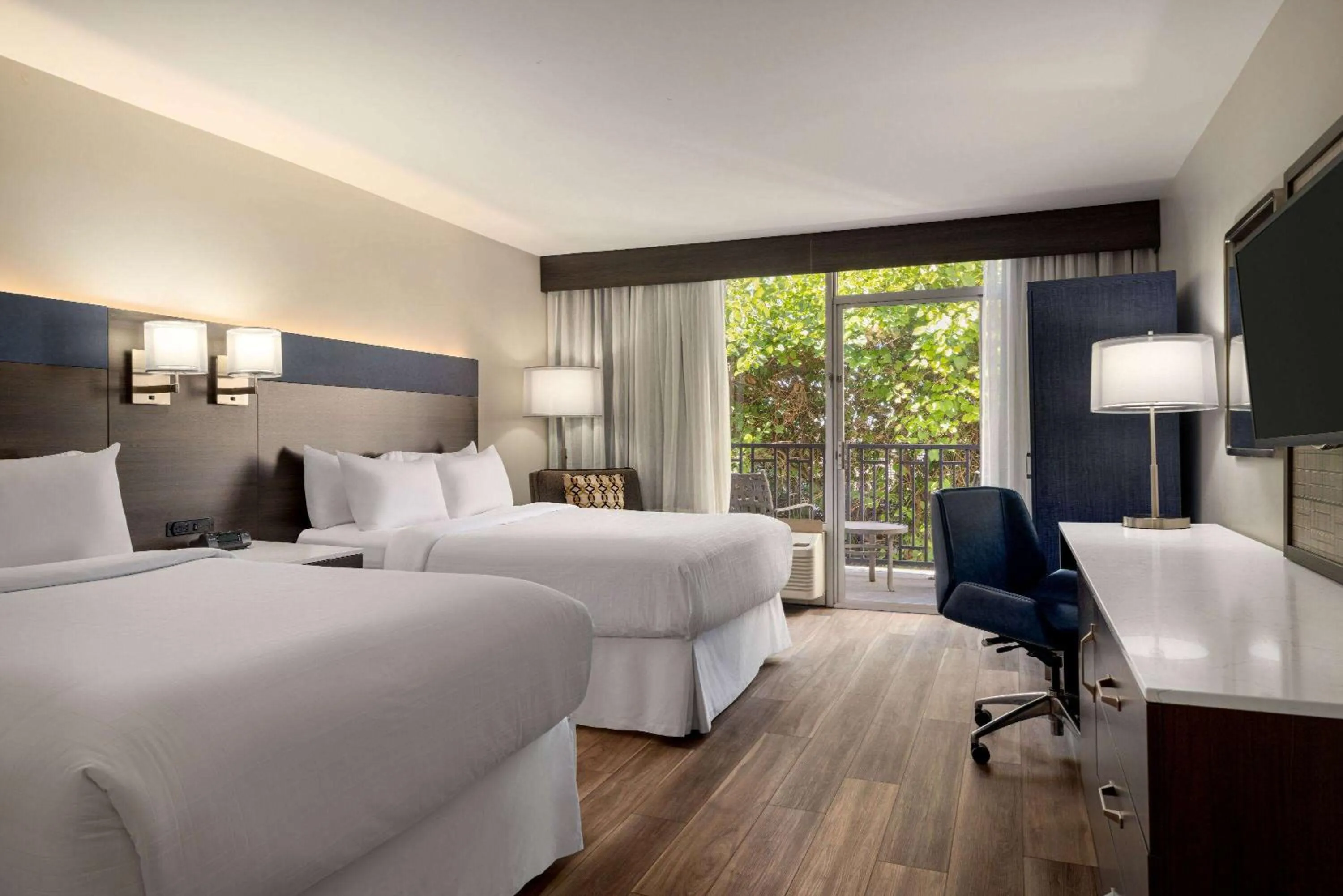 Photo of the whole room, Bed in Wyndham Phoenix Airport - Tempe