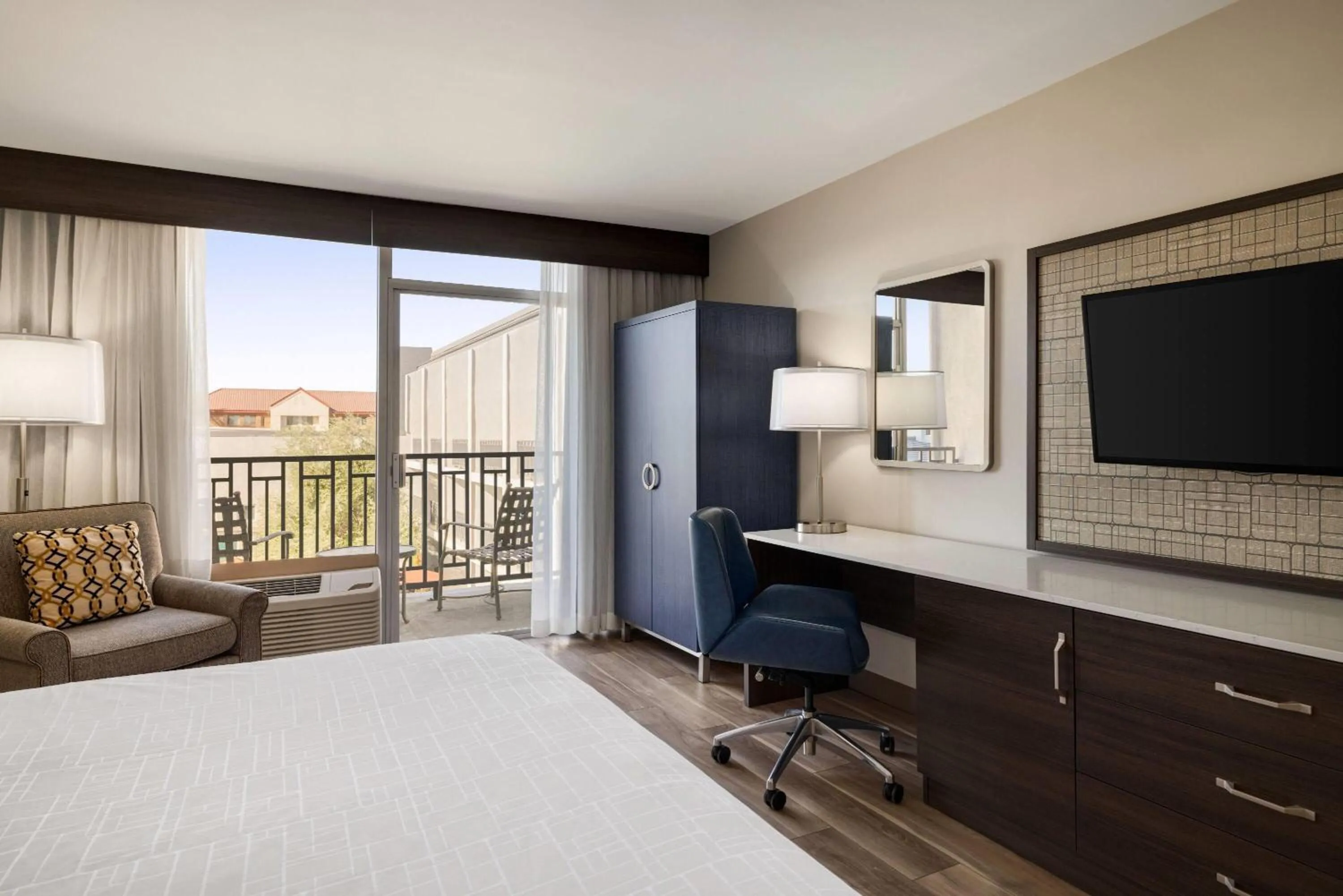 Photo of the whole room, Bed in Wyndham Phoenix Airport - Tempe