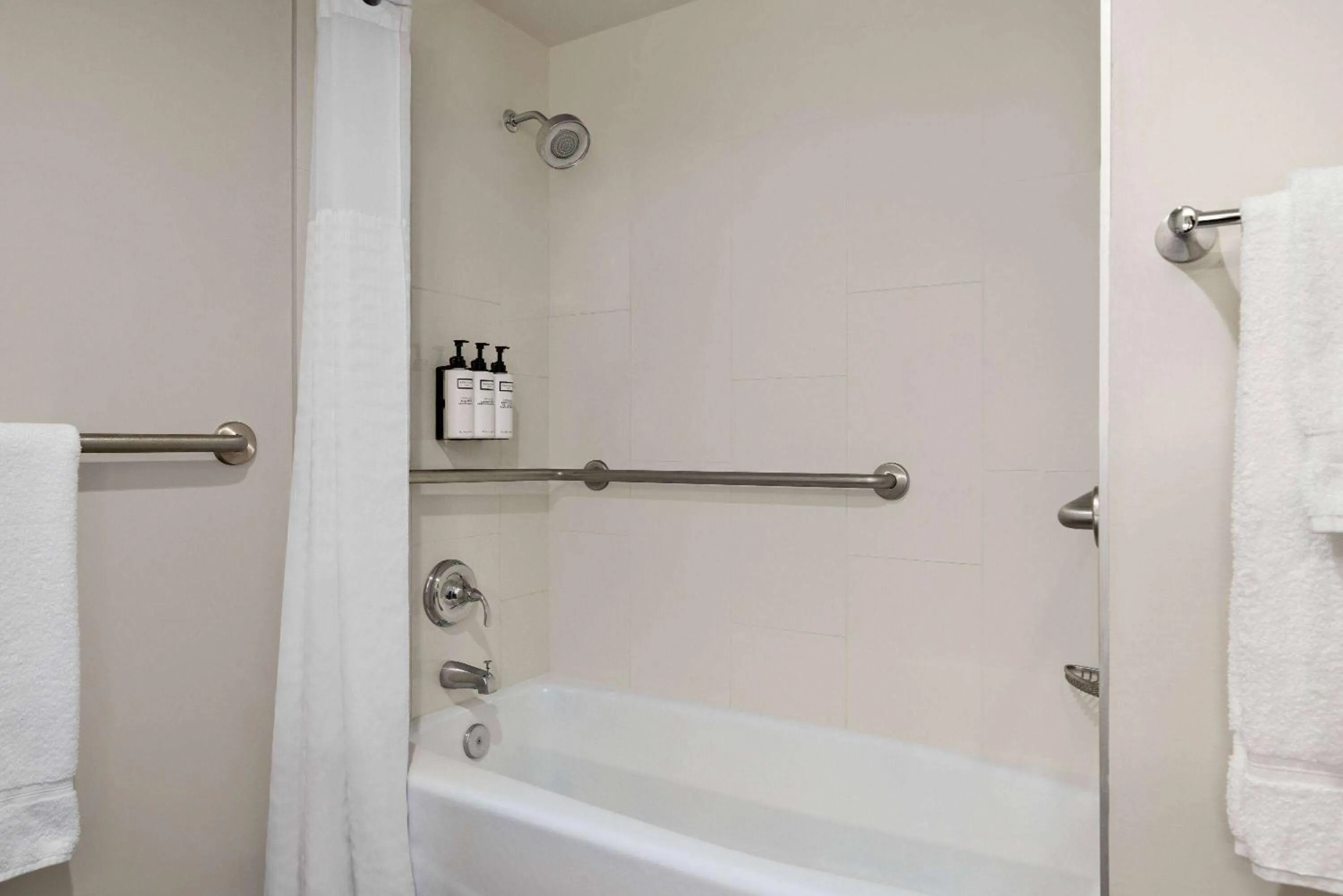 Shower in Wyndham Phoenix Airport - Tempe