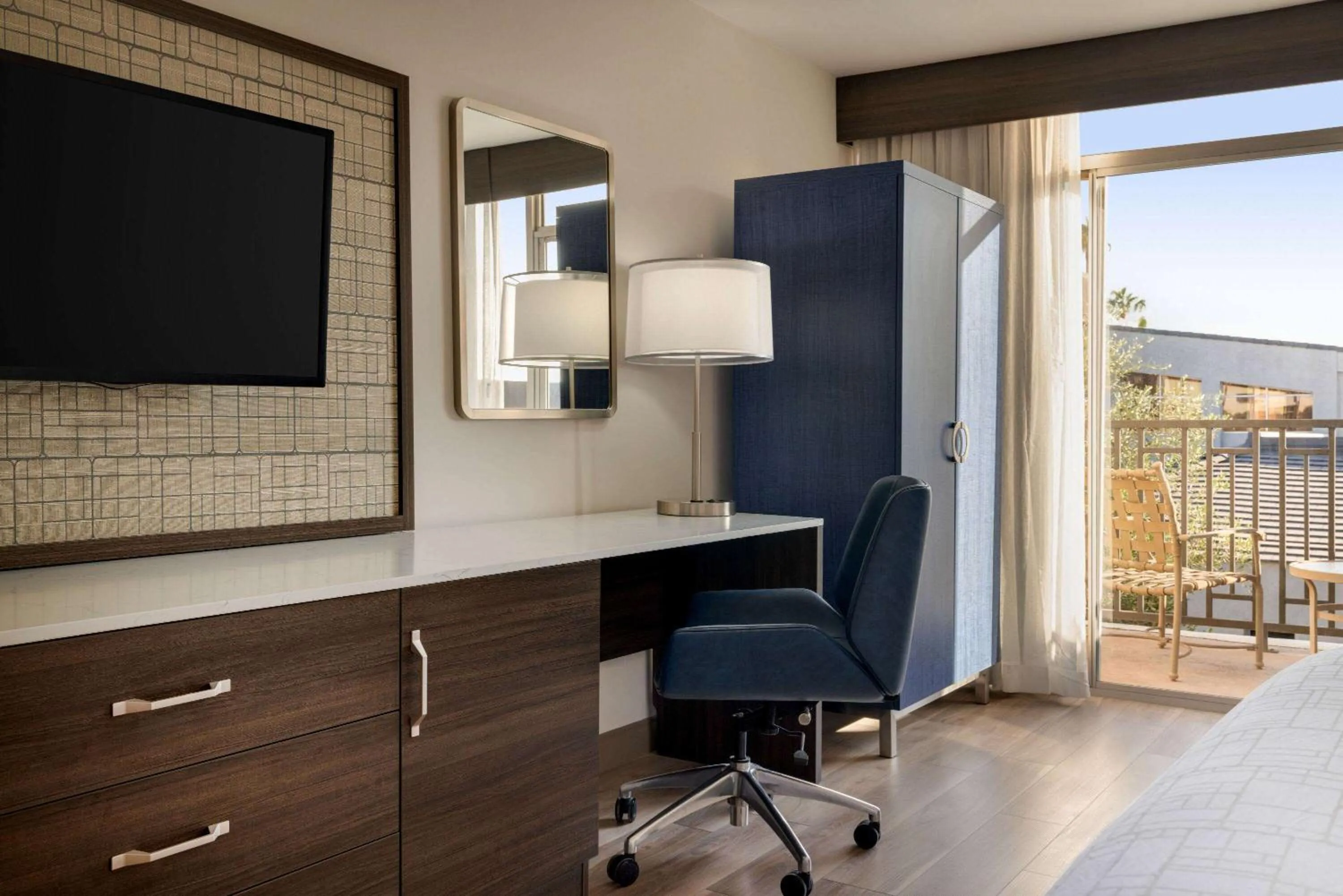 Photo of the whole room in Wyndham Phoenix Airport - Tempe