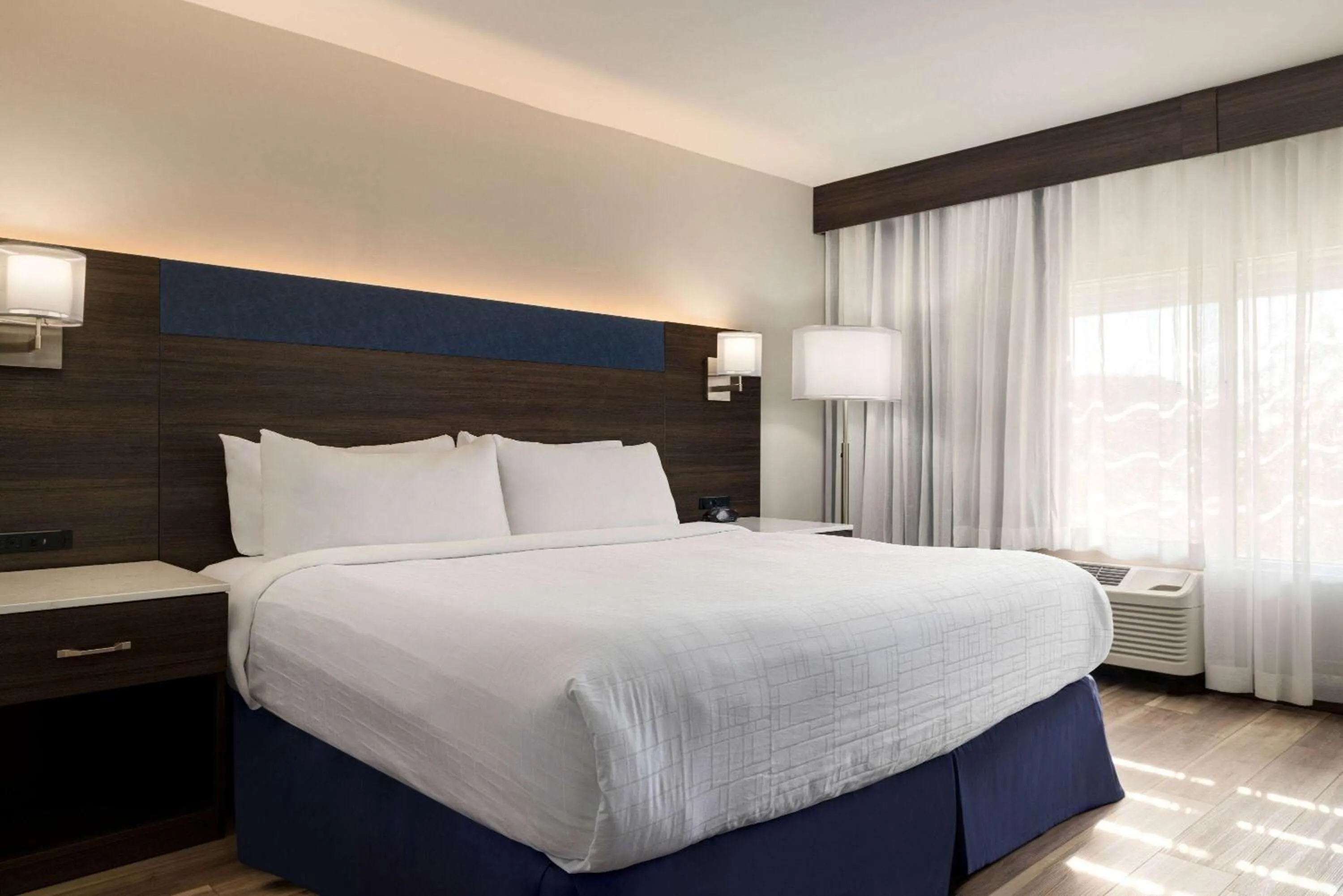 Photo of the whole room, Bed in Wyndham Phoenix Airport - Tempe