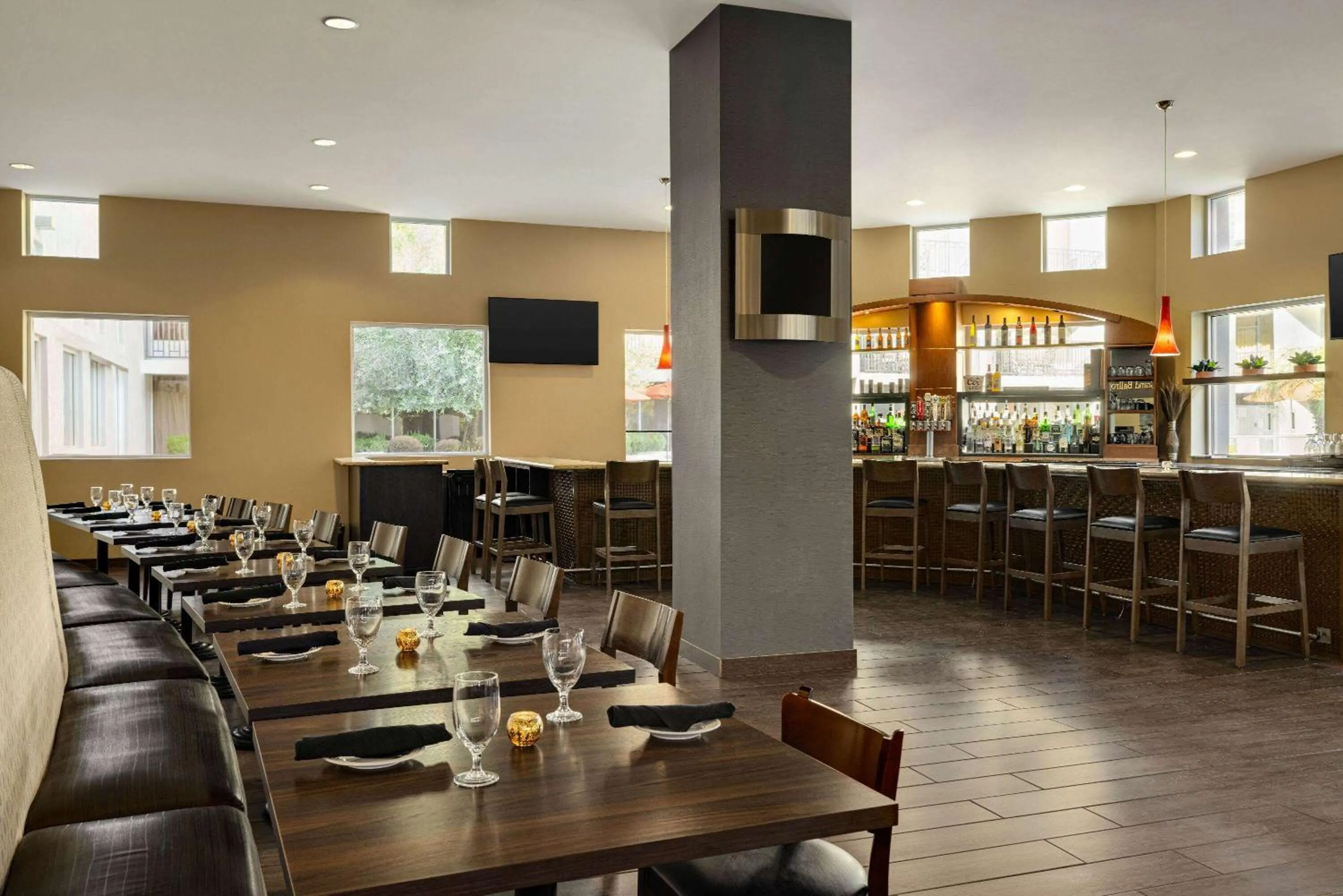 Restaurant/places to eat in Wyndham Phoenix Airport - Tempe