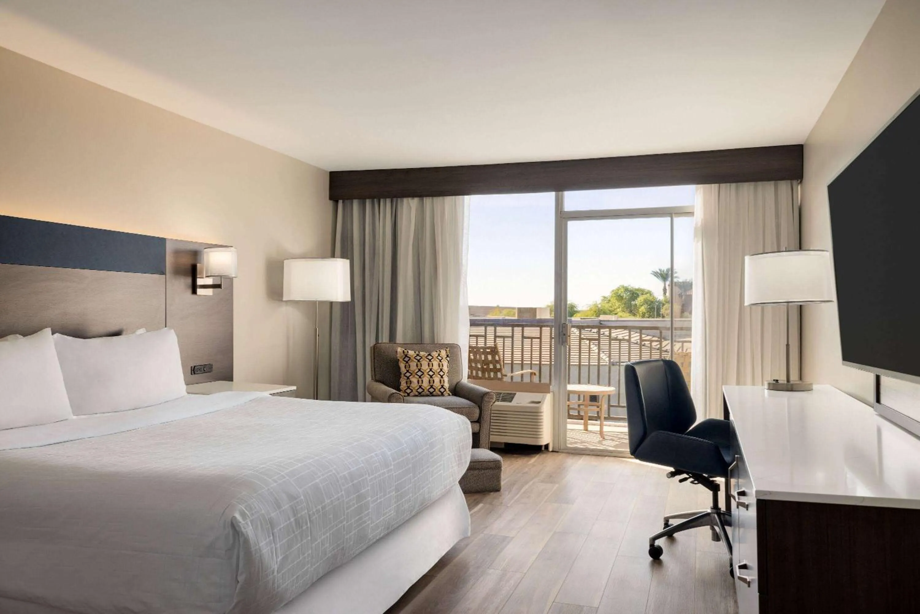 Photo of the whole room, Bed in Wyndham Phoenix Airport - Tempe