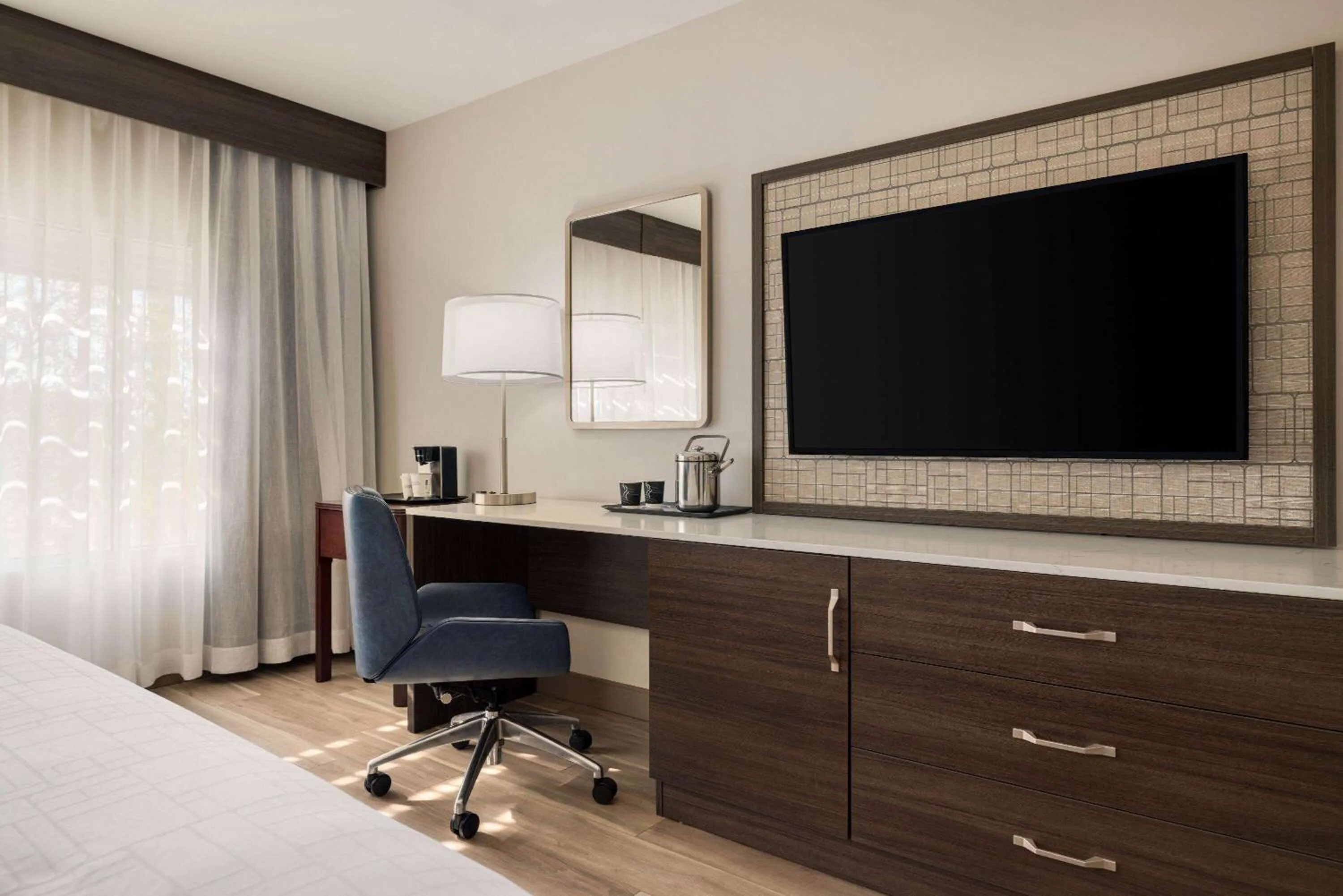 Photo of the whole room, Bed in Wyndham Phoenix Airport - Tempe