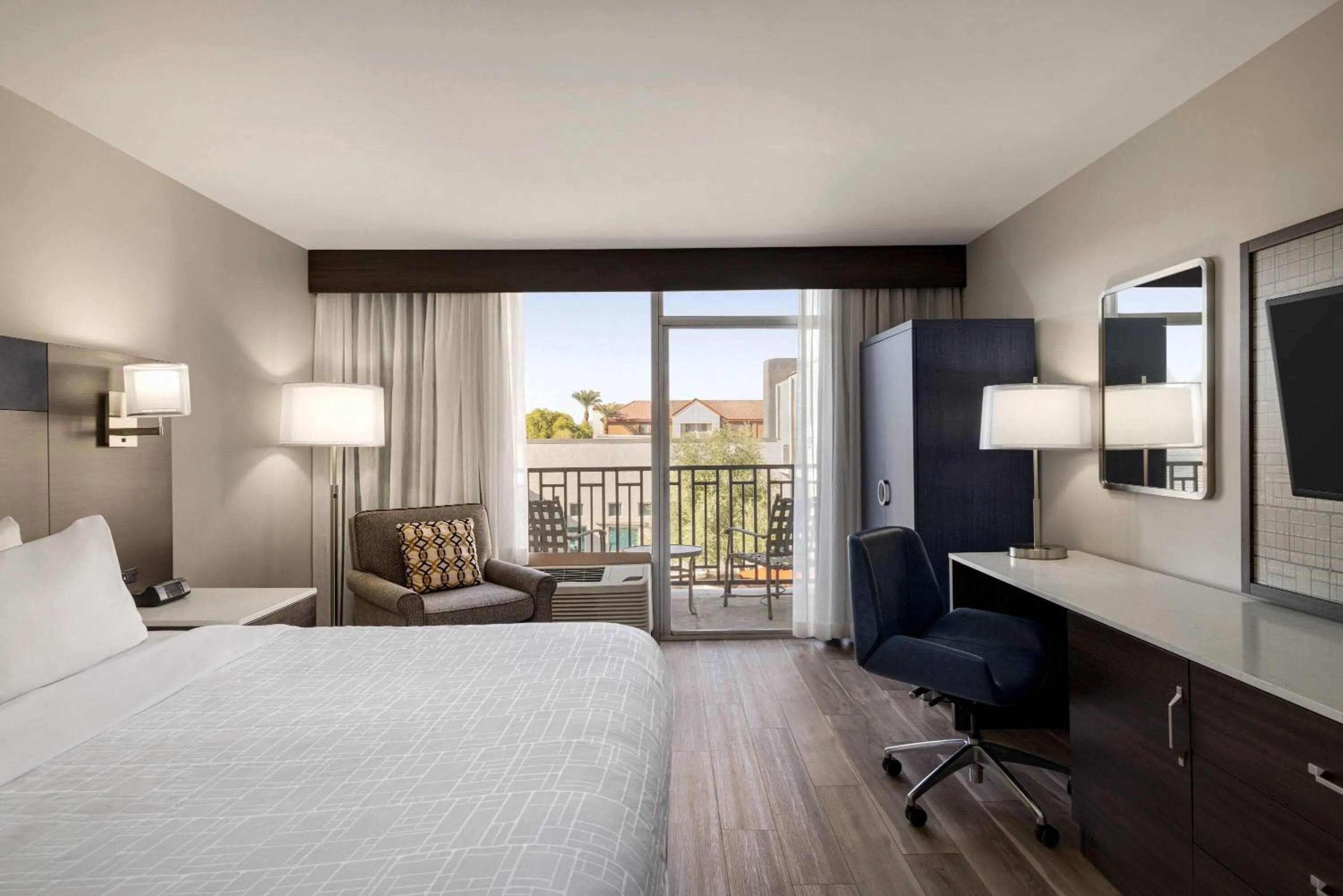 Photo of the whole room, Bed in Wyndham Phoenix Airport - Tempe