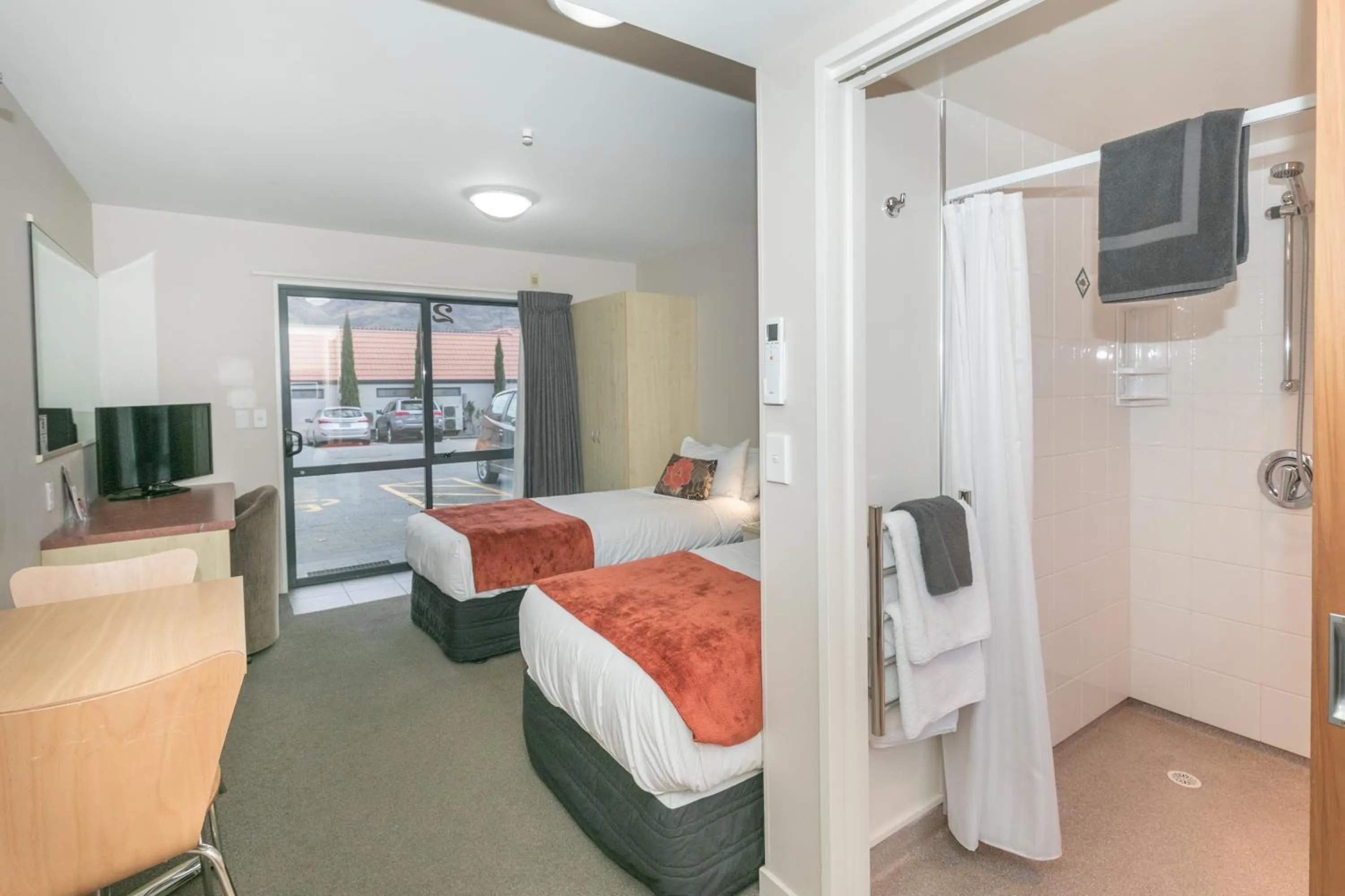 Photo of the whole room, Bed in Bella Vista Motel Lake Wanaka