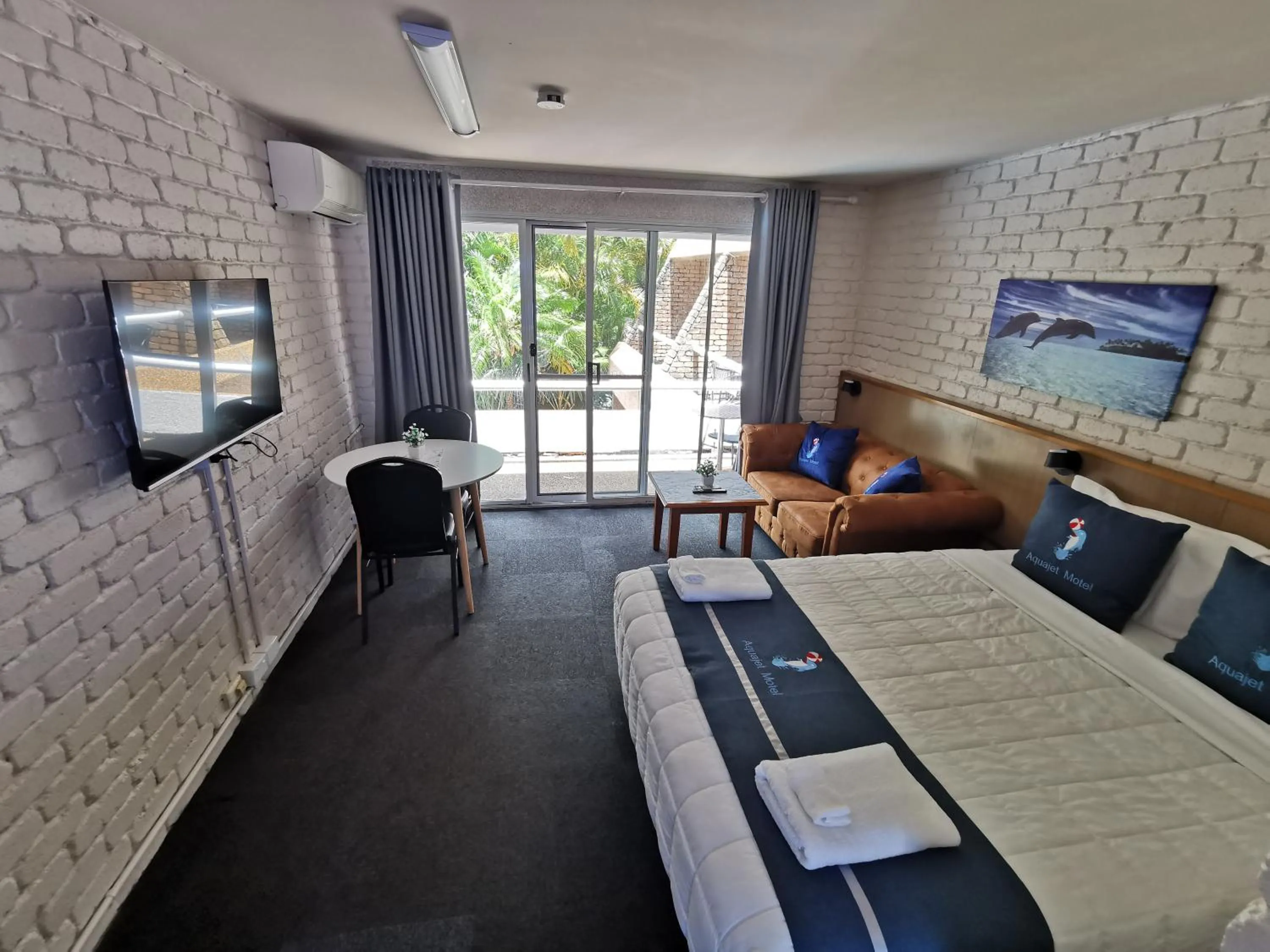 Bed in Aquajet Motel