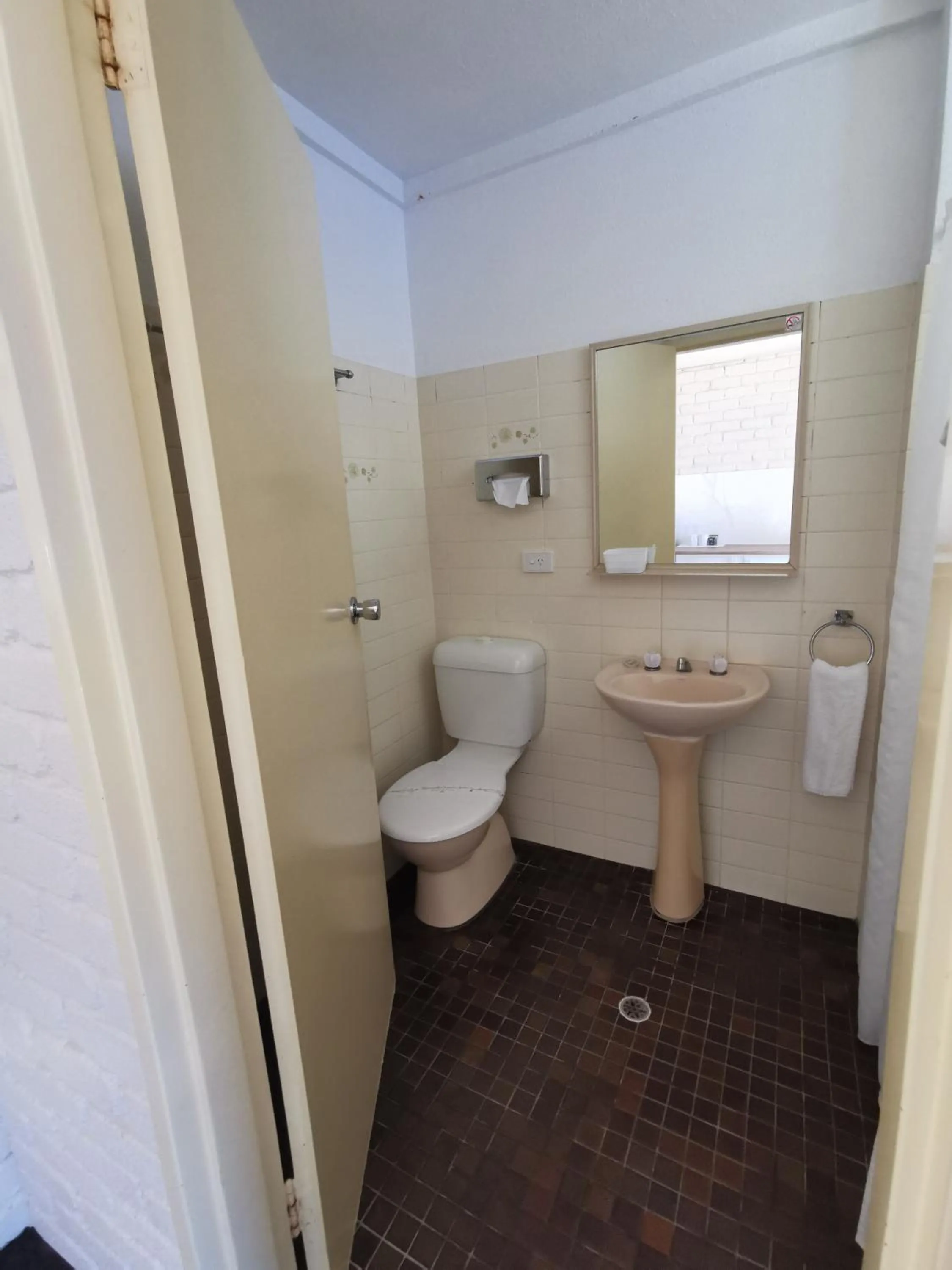 Bathroom in Aquajet Motel