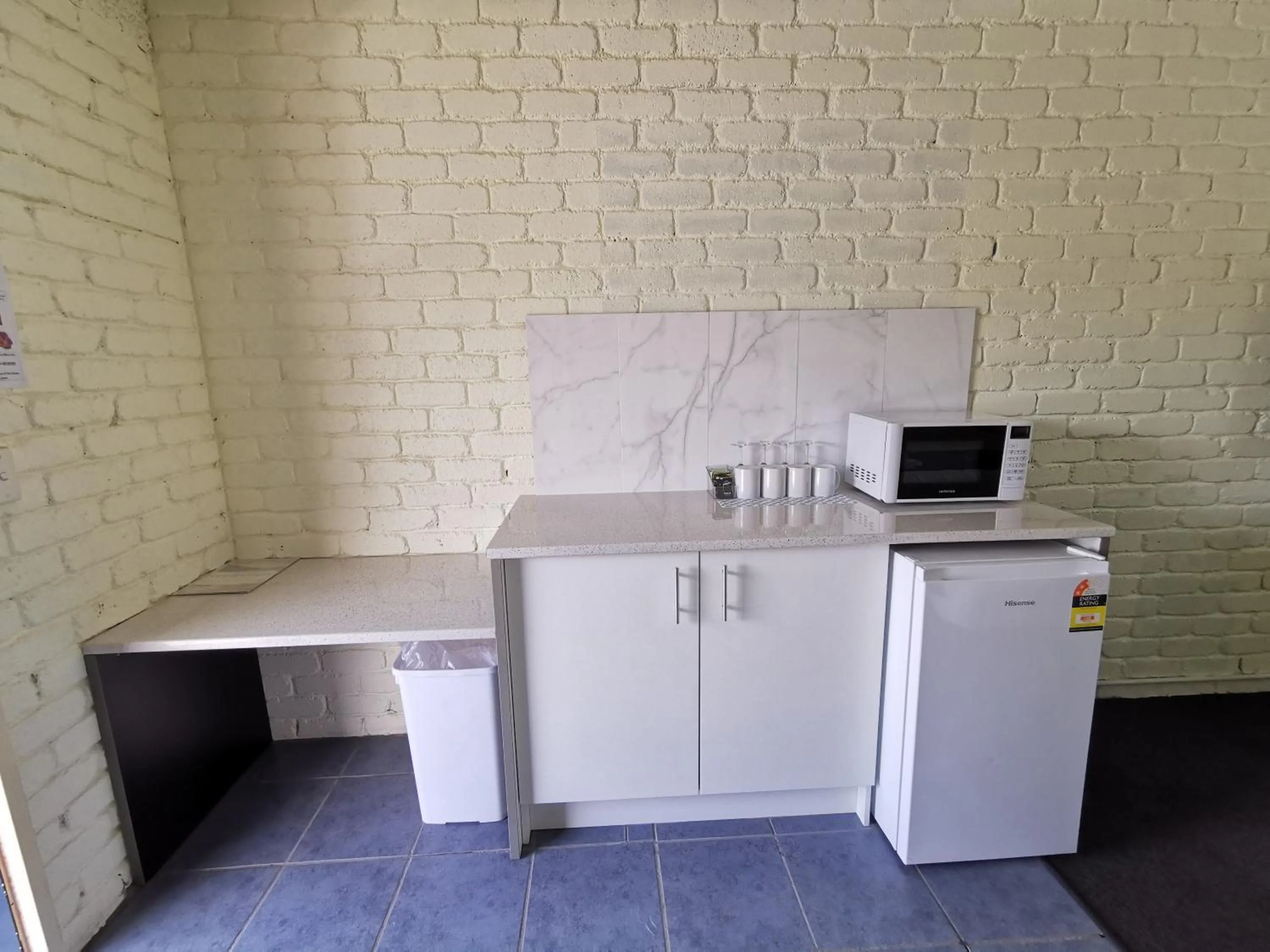 Kitchen or kitchenette in Aquajet Motel