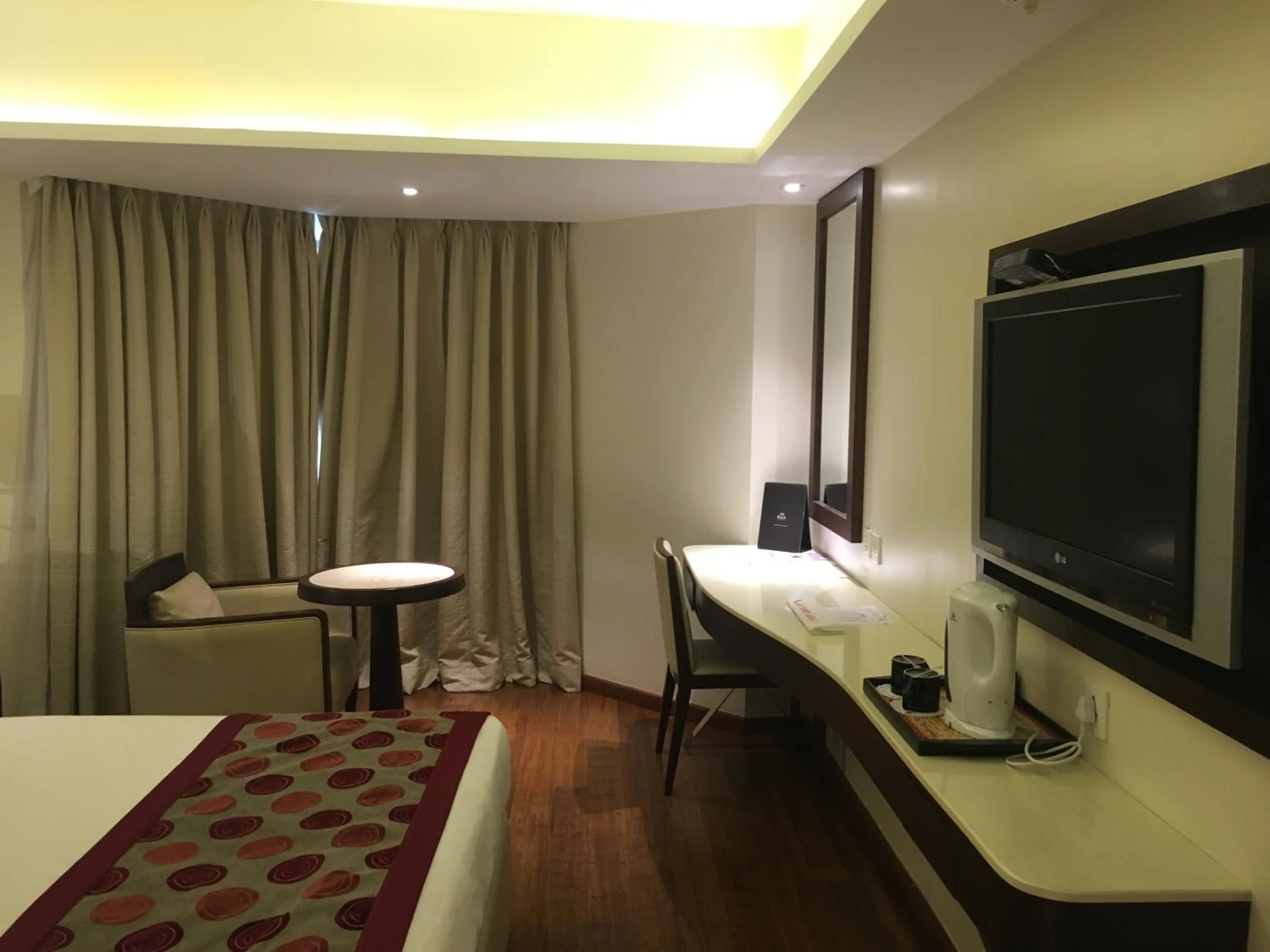 Bedroom, Bed in Ramee Guestline Hotel Juhu