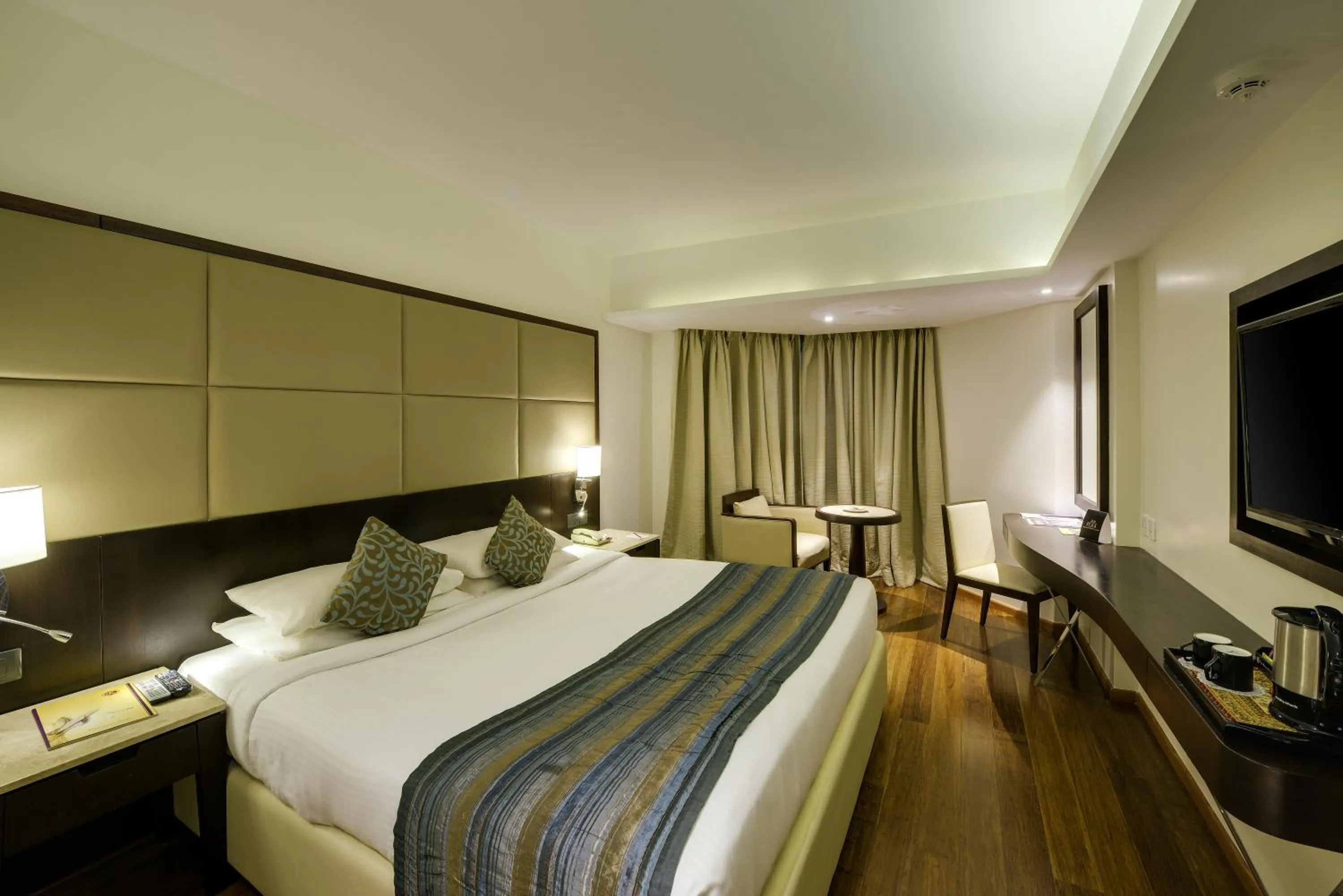 Bed in Ramee Guestline Hotel Juhu