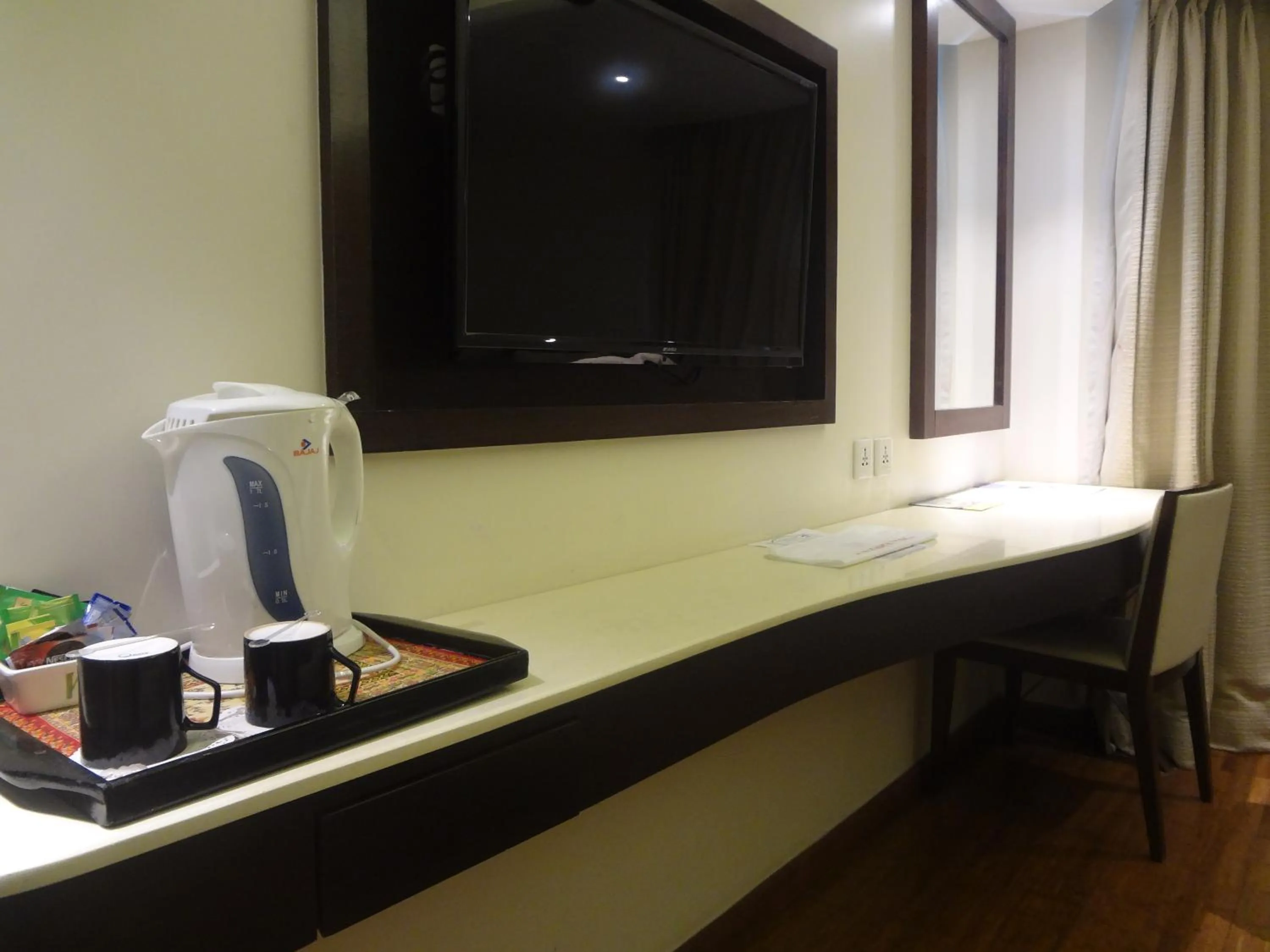 Coffee/tea facilities in Ramee Guestline Hotel Juhu