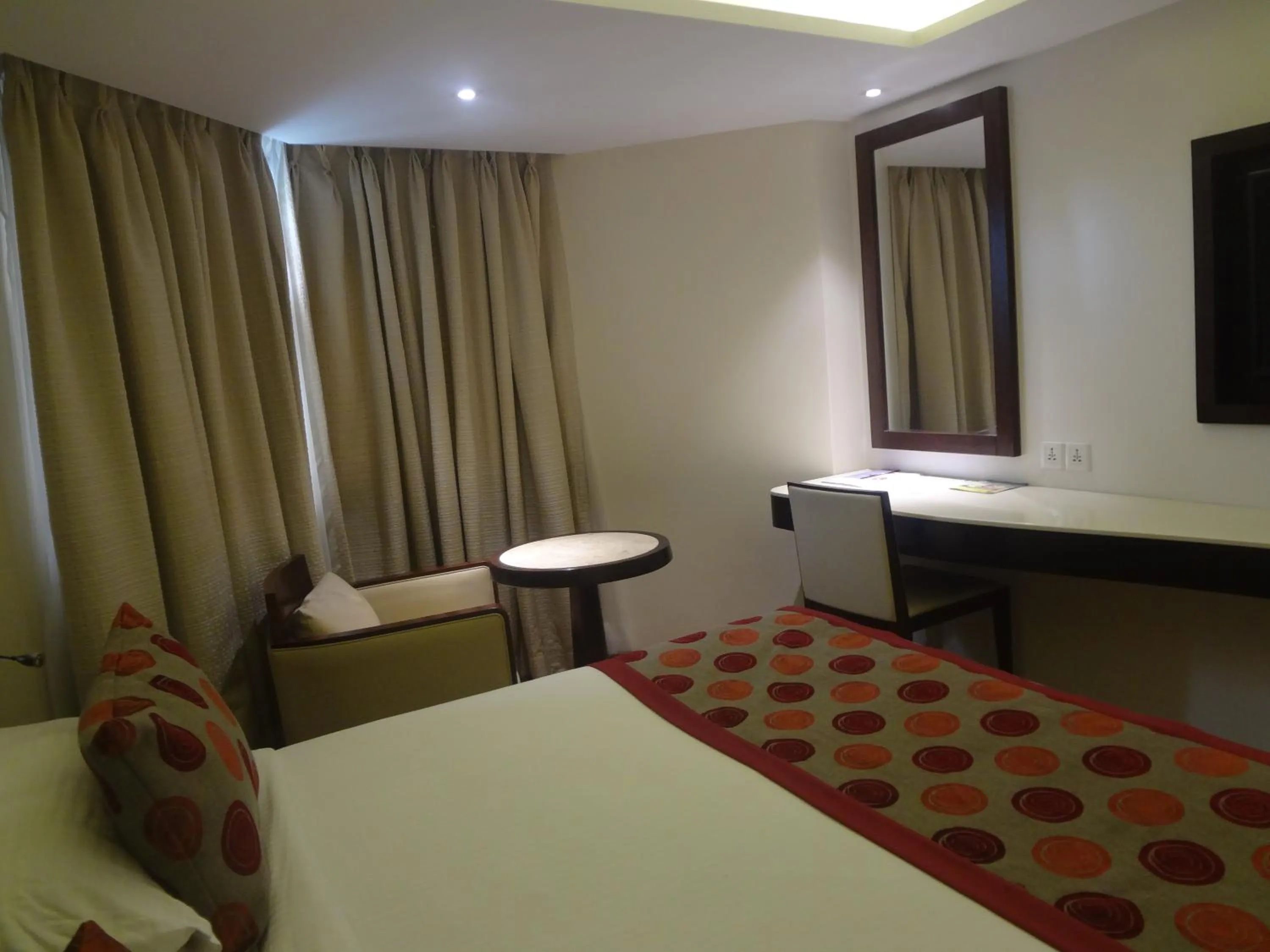 Bed in Ramee Guestline Hotel Juhu