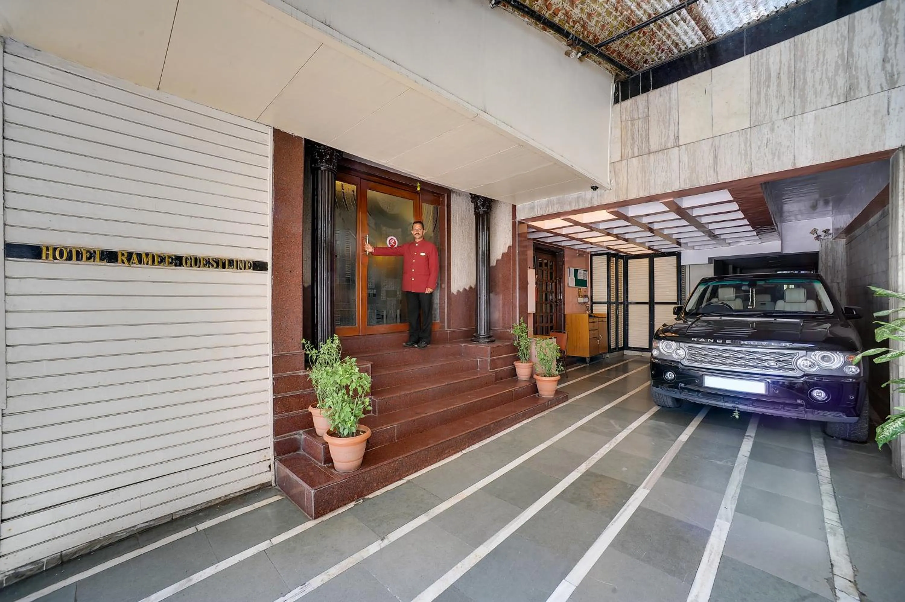 Facade/entrance in Ramee Guestline Hotel Khar