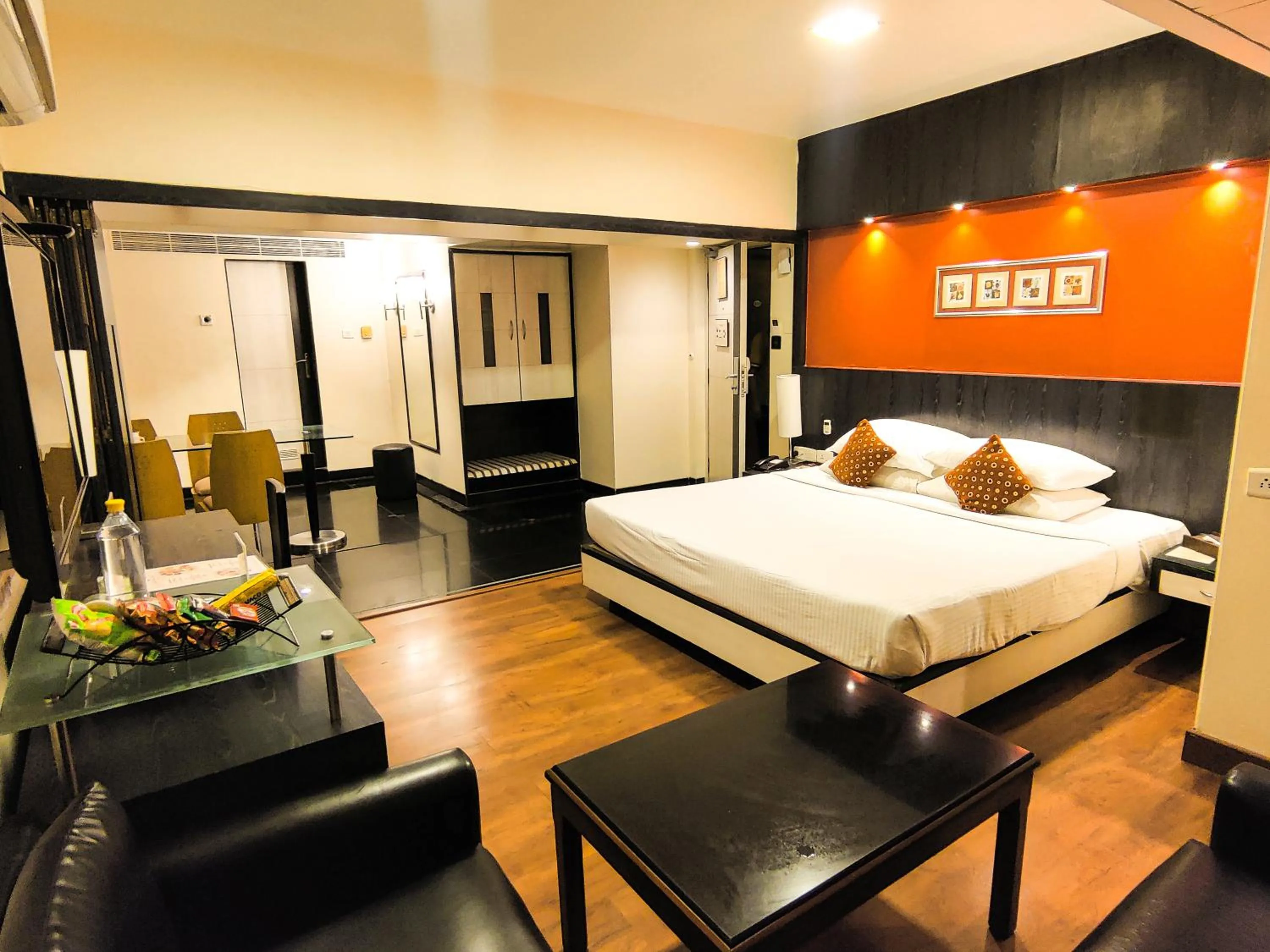 Living room, Bed in Ramee Guestline Hotel Khar
