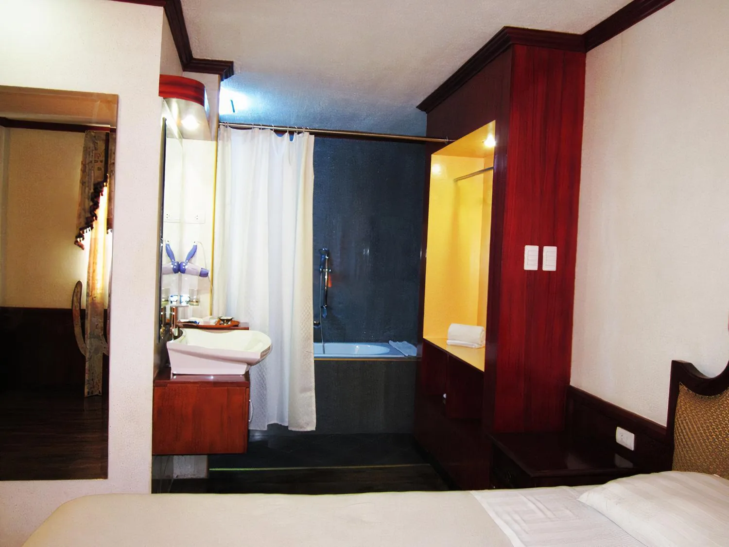 Bathroom, Bed in Cebu Dulcinea Hotel and Suites-MACTAN AIRPORT HOTEL