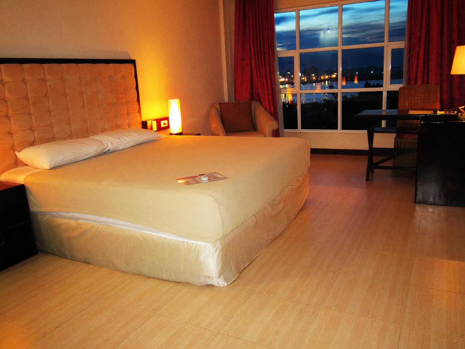 Photo of the whole room, Bed in Dulcinea Hotel and Suites